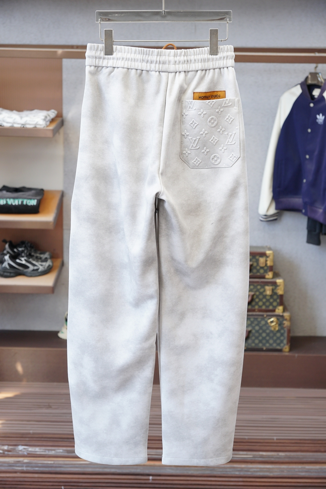 Lv 路易威登/❤️❤️2025秋冬 全品相订单，保暖有型 加厚棉/-松紧腰直脚休闲裤 经典百搭 标志五