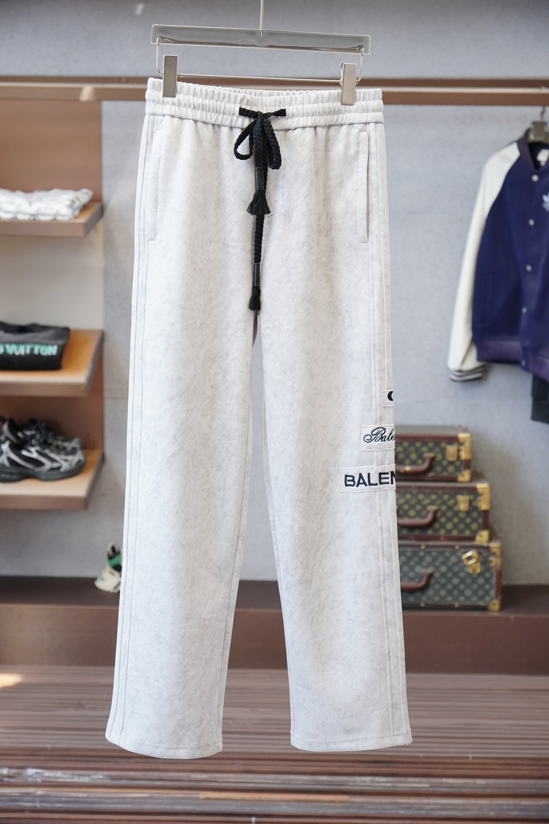 巴黎世家//❤️❤️2025秋冬 全品相订单，保暖有型 加厚棉/-松紧腰直脚休闲裤 经典百搭 标志五金的