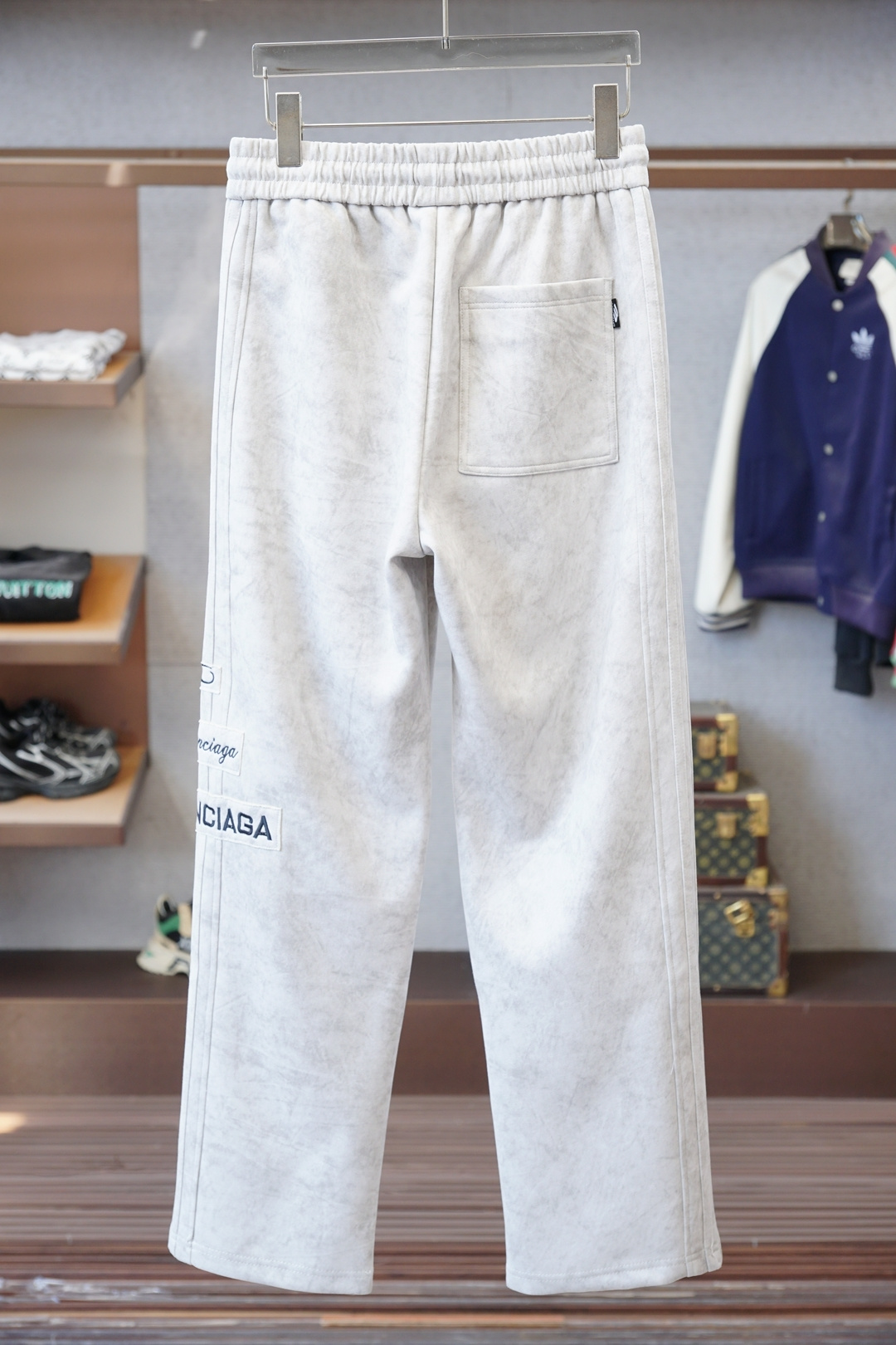 巴黎世家//❤️❤️2025秋冬 全品相订单，保暖有型 加厚棉/-松紧腰直脚休闲裤 经典百搭 标志五金的