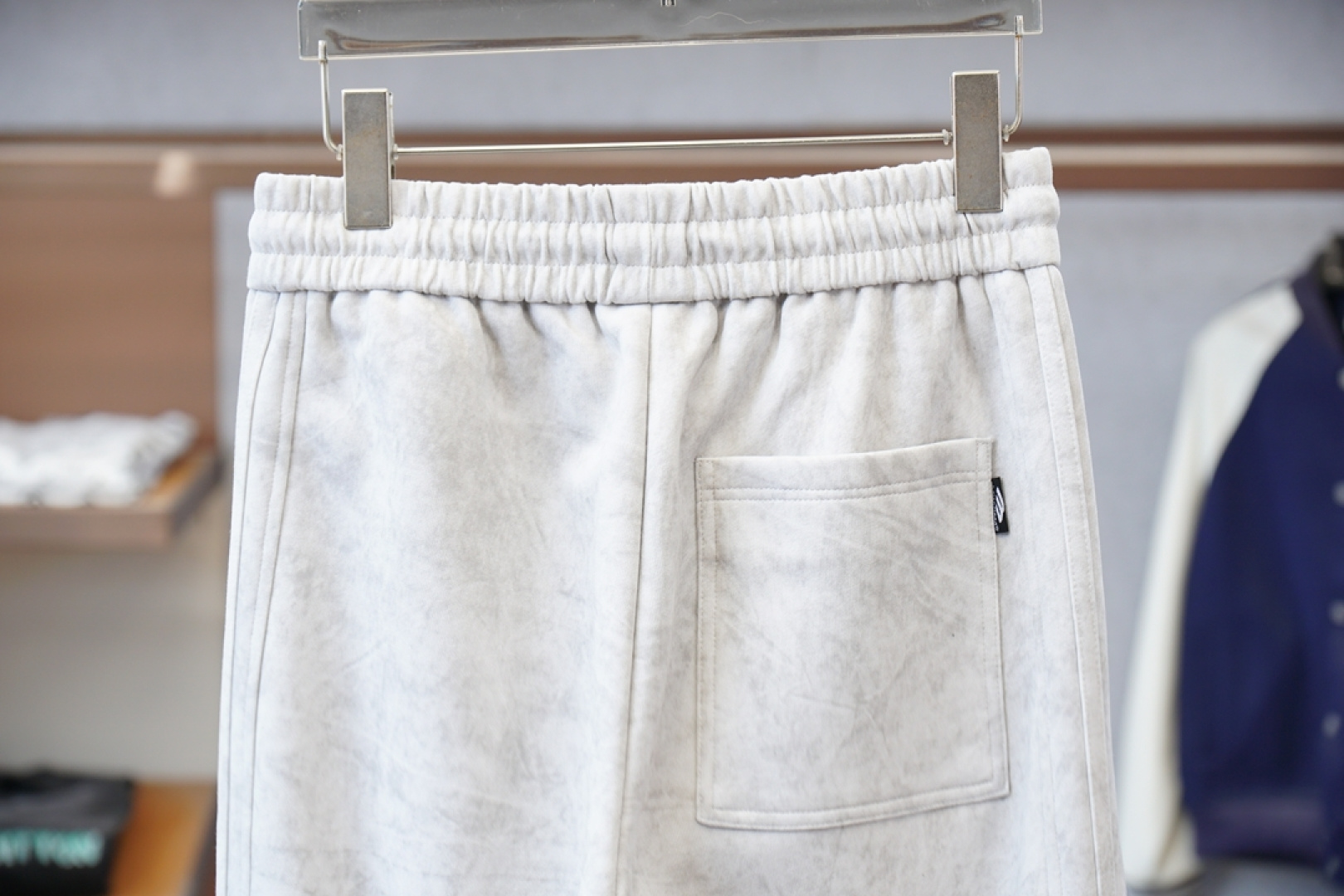 巴黎世家//❤️❤️2025秋冬 全品相订单，保暖有型 加厚棉/-松紧腰直脚休闲裤 经典百搭 标志五金的