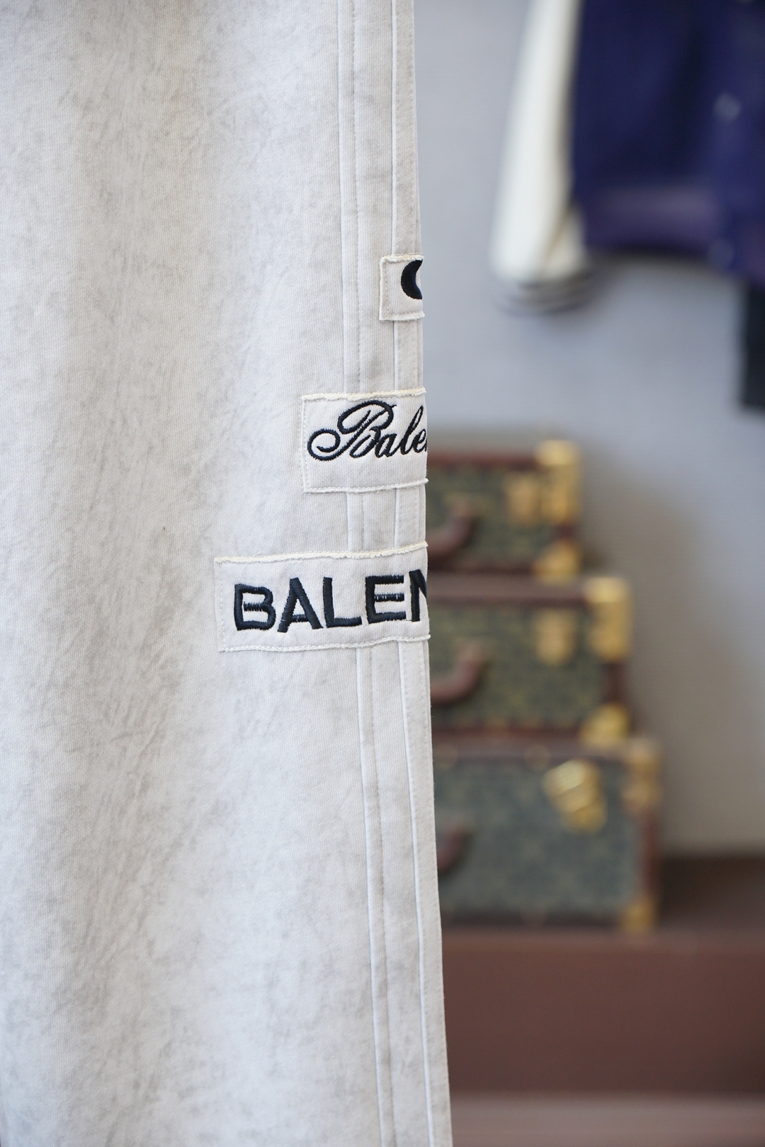 巴黎世家//❤️❤️2025秋冬 全品相订单，保暖有型 加厚棉/-松紧腰直脚休闲裤 经典百搭 标志五金的