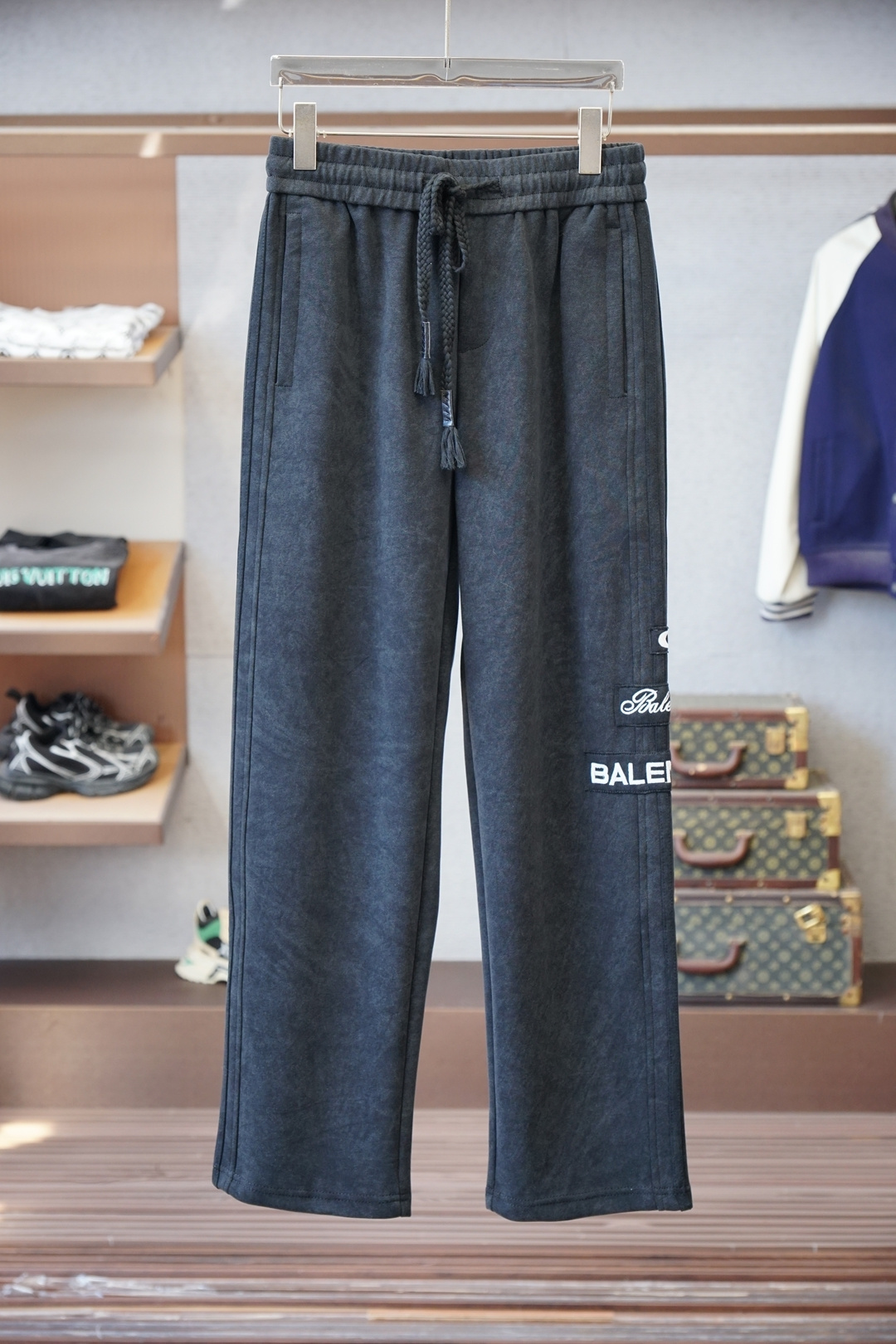 NO:614350,Balenciaga // 2025 Autumn and Winter Full product available for order, warm and stylish Thick cotton/- Elastic waist straight-leg casual pants Classic and versatile Logo hardware embellishment, elastic waist drawstring fit tailoring Classic and versatile at the same time The upper body has a casual sense of relaxation The fabric is made of imported pure cotton 450g, comfortable and breathable, keeping warm while reflecting high-end texture Full product available for order, color black  Khaki code number m to xxxl,,balenciaga,alexander wang19860909巴黎世家//2025秋冬 全品相订单,保暖有型 加厚棉/-松紧腰直脚休闲裤 经典百搭 标志五金的点缀,松紧腰抽绳合体的剪裁 经典百搭同时 上身有总随意的松弛感 面料采用进口纯棉450克舒适透气 保暖的同时 体现高档质感 全品相的订单,颜色 黑色 卡其色码数m到xxxl,,balenciaga,alexander wang,Men's clothing