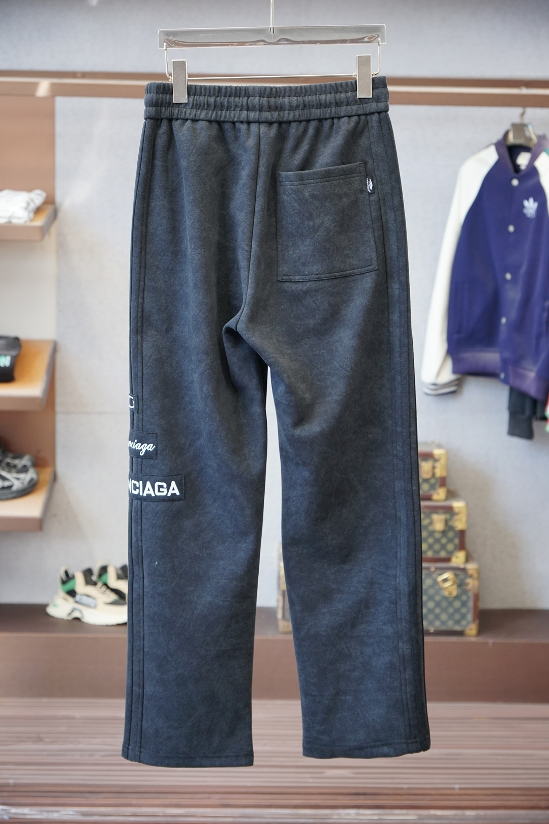 巴黎世家//❤️❤️2025秋冬 全品相订单，保暖有型 加厚棉/-松紧腰直脚休闲裤 经典百搭 标志五金的