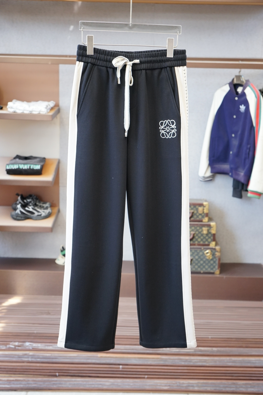 NO:614355,Loewe -/2025 Autumn and Winter Full product order, warm and stylish thickened cotton/-elastic waist straight-leg casual pants, classic and versatile. Embellishment of logo hardware, elastic waist and drawstring fit tailoring. Classic and versatile at the same time, the upper body has a casual and relaxed feeling. The fabric is made of imported pure cotton 450g, comfortable and breathable. It is warm while reflecting high-end texture. Full product order, color black  Code number m to xxxl,,loewe,loewe,alexander wang19860909Loewe-罗意威-/2025秋冬 全品相订单,保暖有型 加厚棉/-松紧腰直脚休闲裤 经典百搭 标志五金的点缀,松紧腰抽绳合体的剪裁 经典百搭同时 上身有总随意的松弛感 面料采用进口纯棉450克舒适透气 保暖的同时 体现高档质感 全品相的订单,颜色 黑色 码数m到xxxl,,loewe,loewe,alexander wang,Men's clothing