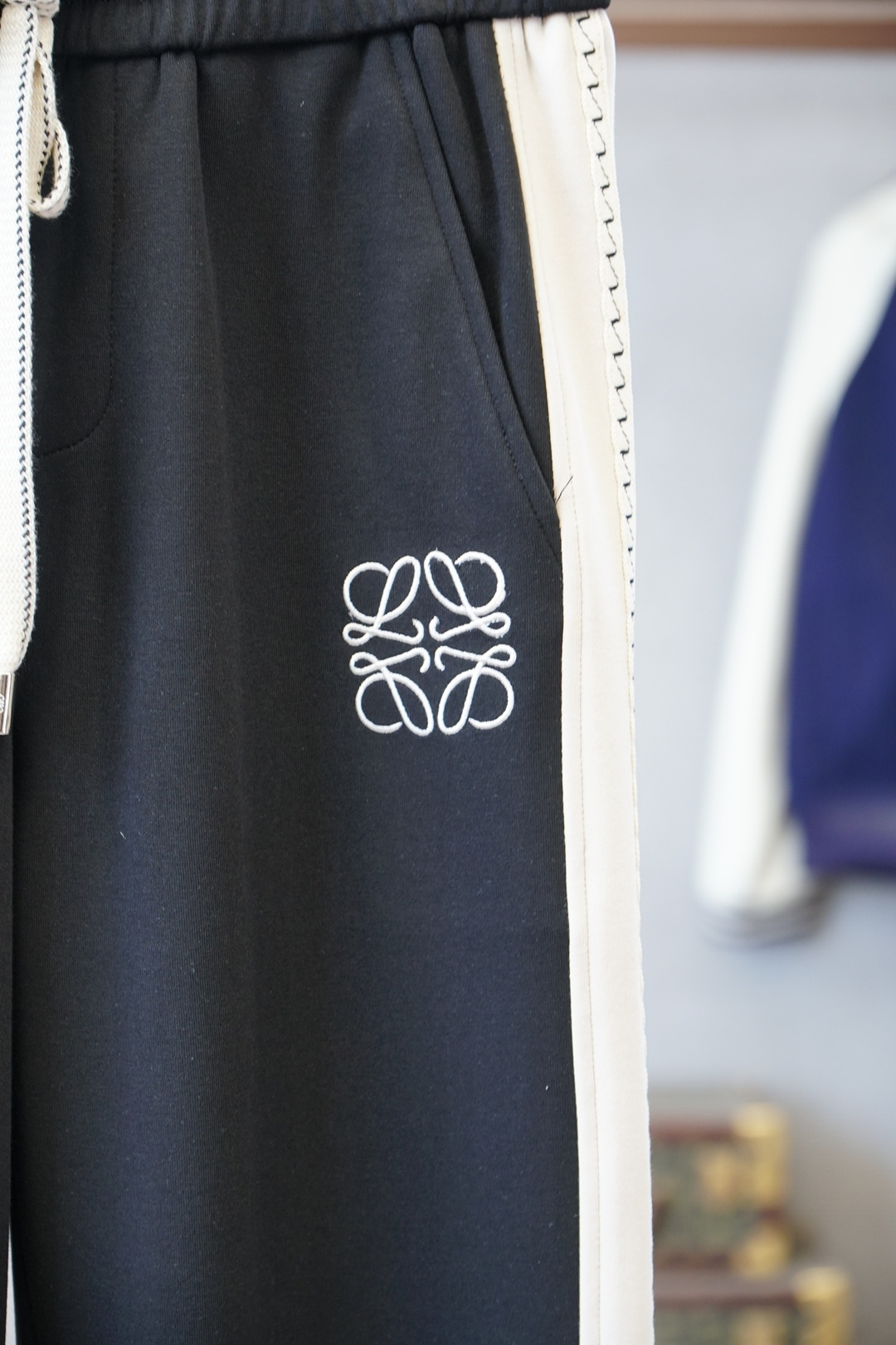 Loewe-罗意威-/❤️❤️2025秋冬 全品相订单，保暖有型 加厚棉/-松紧腰直脚休闲裤 经典百搭 