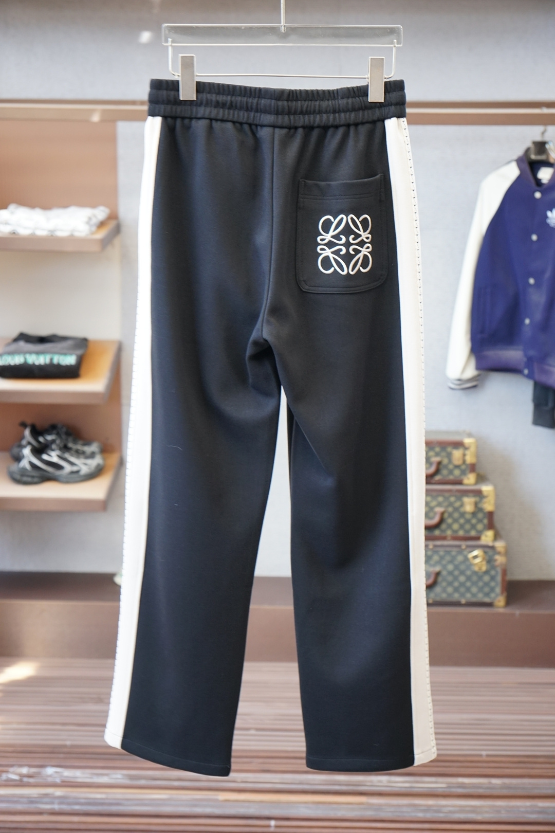 Loewe-罗意威-/❤️❤️2025秋冬 全品相订单，保暖有型 加厚棉/-松紧腰直脚休闲裤 经典百搭 