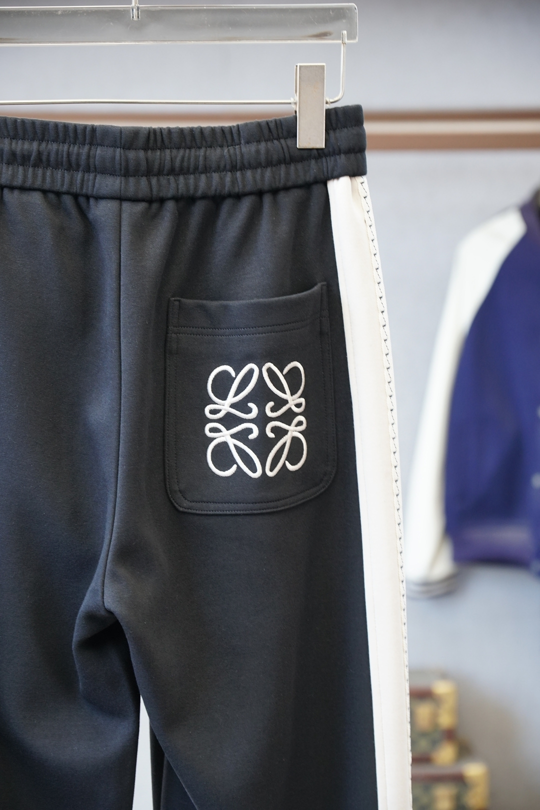 Loewe-罗意威-/❤️❤️2025秋冬 全品相订单，保暖有型 加厚棉/-松紧腰直脚休闲裤 经典百搭 