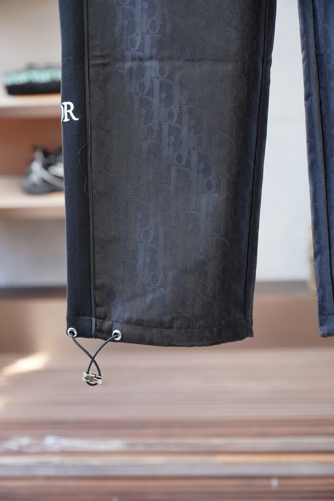 Dior迪奥//❤️❤️2025秋冬 全品相订单，保暖有型 加厚棉/-松紧腰直脚休闲裤 经典百搭 标志五