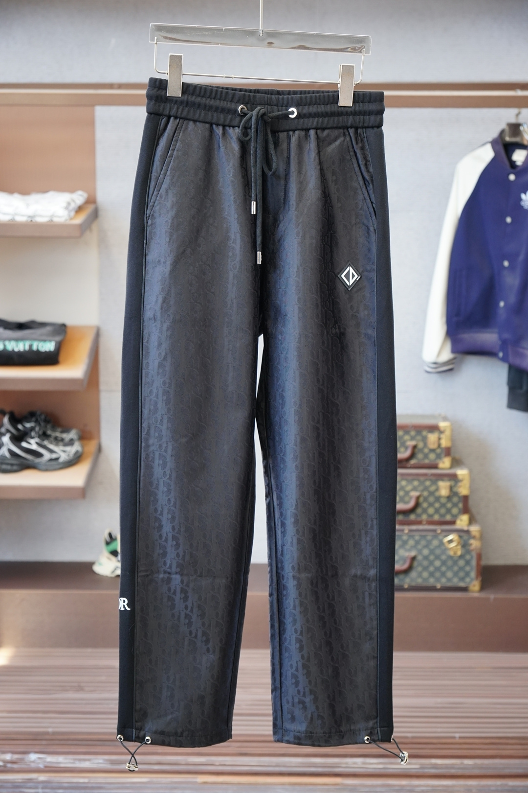 NO:614361,Dior//2025 Autumn and Winter Full product order, warm and stylish Thick cotton/- Elastic waist straight-leg casual pants Classic and versatile Logo hardware embellishment, elastic waist drawstring fit tailoring Classic and versatile at the same time, the upper body has a casual sense of relaxation The fabric is made of imported pure cotton 450g, comfortable and breathable, keeping warm while reflecting high-end texture Full product order, color black  Code number m to xxxl,,dior,dior,alexander wang19860909Dior迪奥//2025秋冬 全品相订单,保暖有型 加厚棉/-松紧腰直脚休闲裤 经典百搭 标志五金的点缀,松紧腰抽绳合体的剪裁 经典百搭同时 上身有总随意的松弛感 面料采用进口纯棉450克舒适透气 保暖的同时 体现高档质感 全品相的订单,颜色 黑色 码数m到xxxl,,dior,dior,alexander wang,Men's clothing