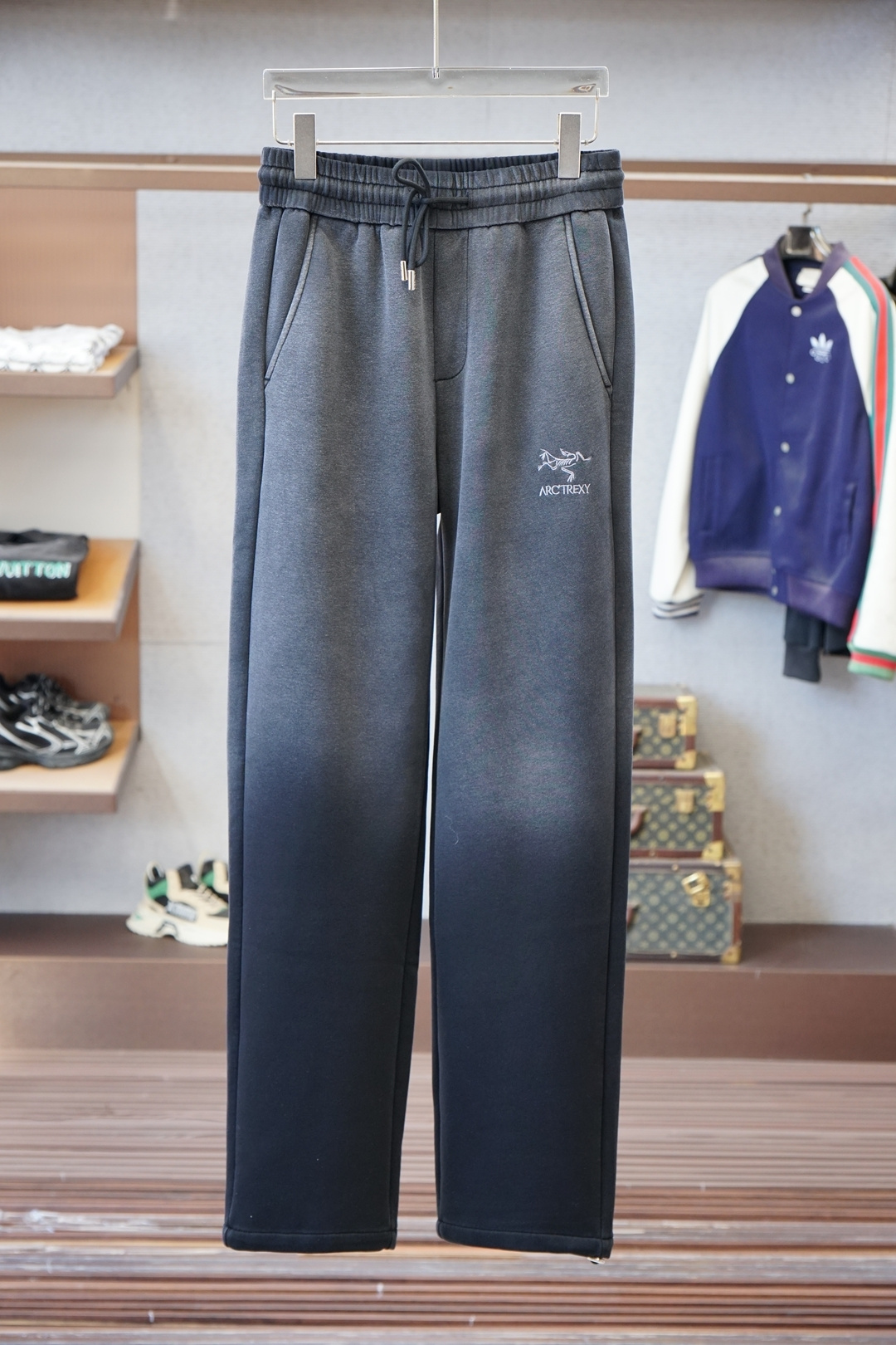 NO:614367,Arc'teryx -/2025 Autumn and Winter Full product to order, warm and stylish Thickened cotton/-elastic waist straight-leg casual pants Classic and versatile Logo hardware embellishment, elastic waist drawstring fit tailoring Classic and versatile at the same time The upper body has a casual sense of relaxation The fabric is made of imported pure cotton 450g, comfortable and breathable, keeping warm while reflecting high-end texture Full product to order, color  Black size m to xxxl,arc'teryx,alexander wang19860909始祖鸟-/2025秋冬 全品相订单,保暖有型 加厚棉/-松紧腰直脚休闲裤 经典百搭 标志五金的点缀,松紧腰抽绳合体的剪裁 经典百搭同时 上身有总随意的松弛感 面料采用进口纯棉450克舒适透气 保暖的同时 体现高档质感 全品相的订单,颜色 黑色码数m到xxxl,arc'teryx,alexander wang,Men's clothing