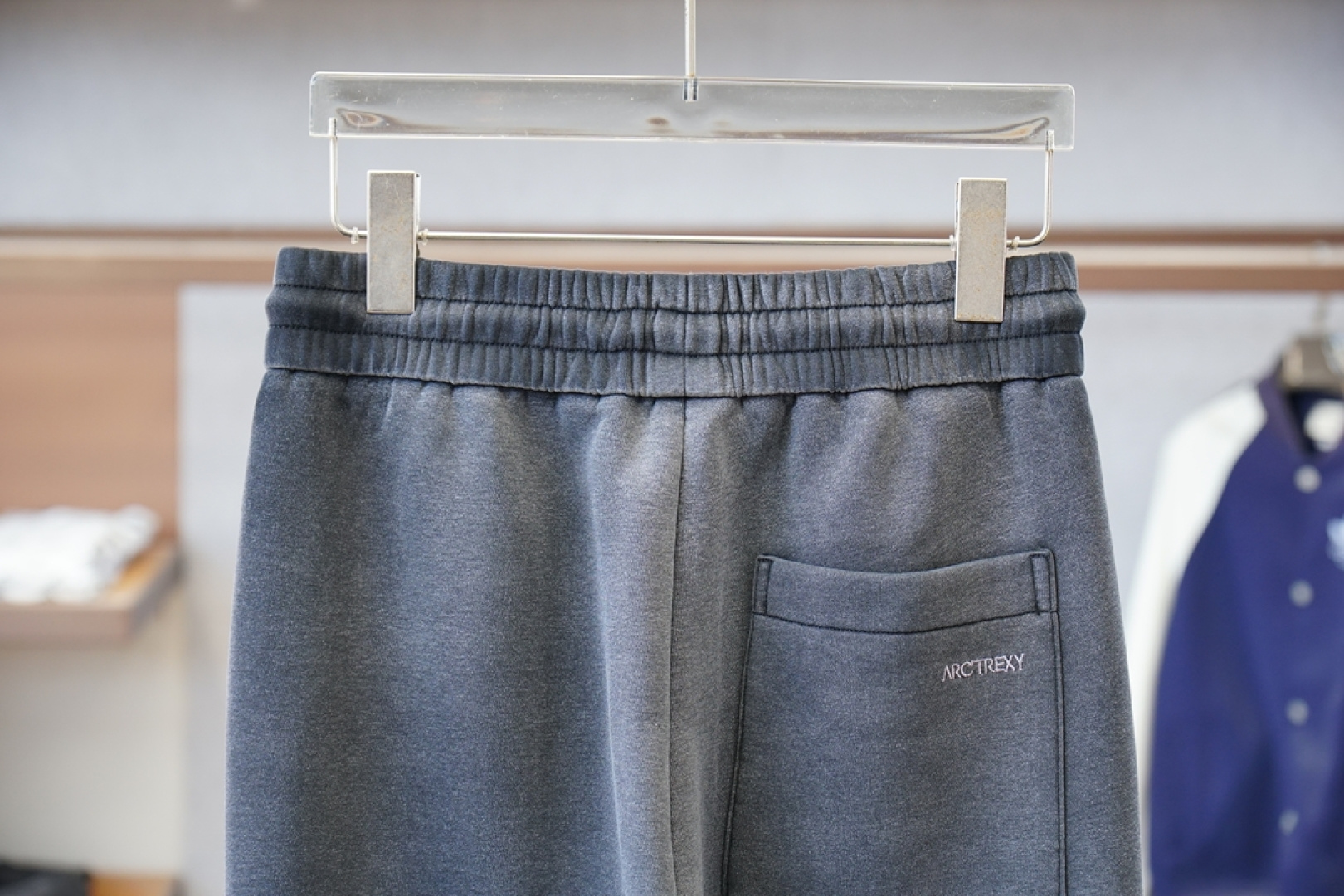 始祖鸟-/❤️❤️2025秋冬 全品相订单，保暖有型 加厚棉/-松紧腰直脚休闲裤 经典百搭 标志五金的点