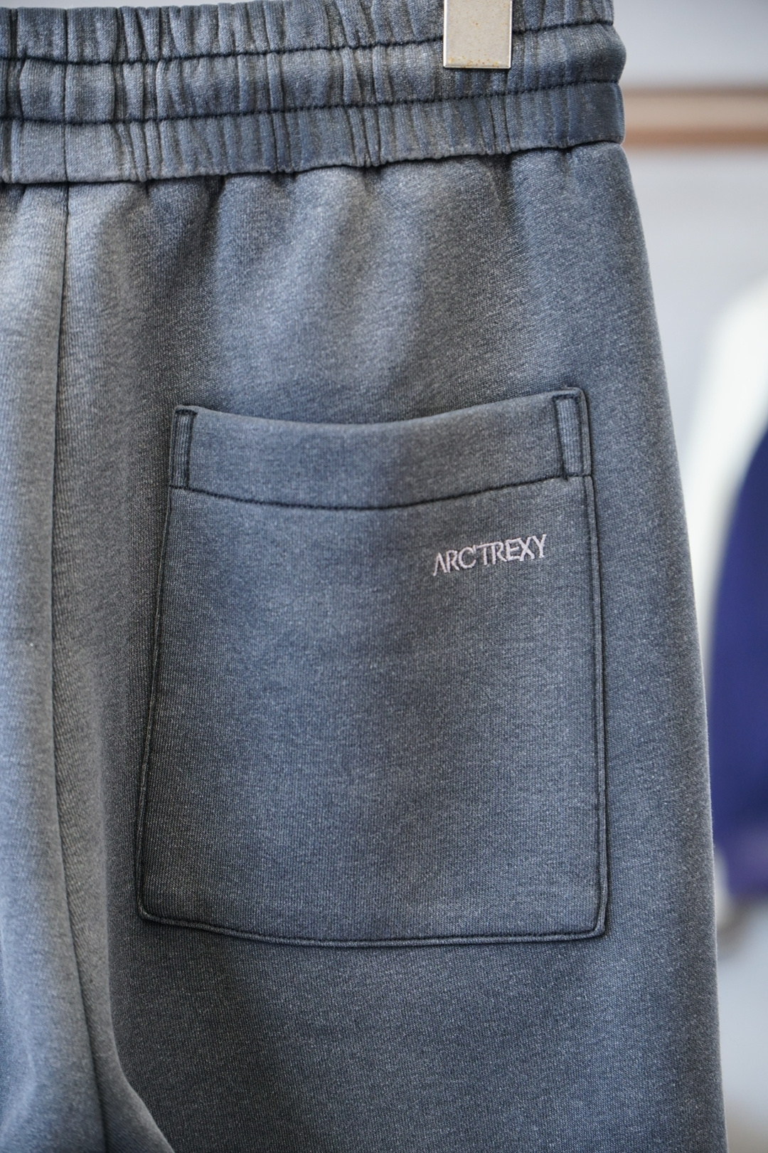 始祖鸟-/❤️❤️2025秋冬 全品相订单，保暖有型 加厚棉/-松紧腰直脚休闲裤 经典百搭 标志五金的点