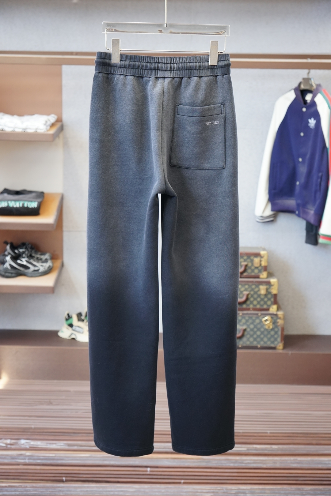 始祖鸟-/❤️❤️2025秋冬 全品相订单，保暖有型 加厚棉/-松紧腰直脚休闲裤 经典百搭 标志五金的点