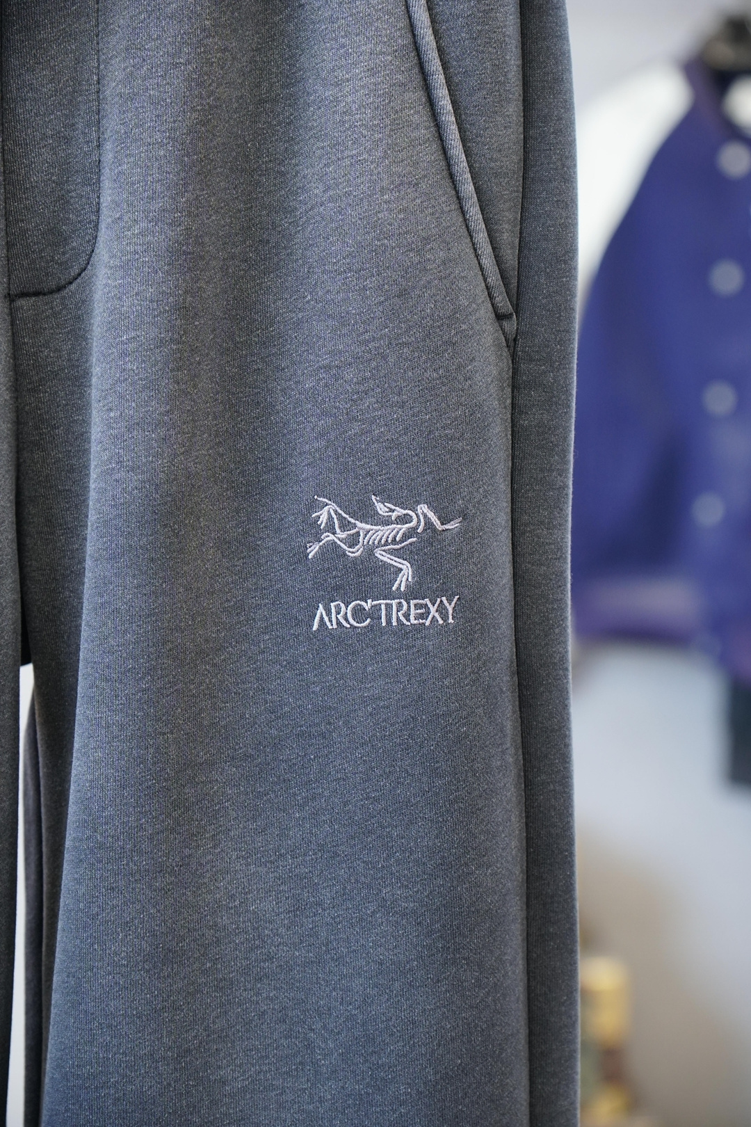 始祖鸟-/❤️❤️2025秋冬 全品相订单，保暖有型 加厚棉/-松紧腰直脚休闲裤 经典百搭 标志五金的点