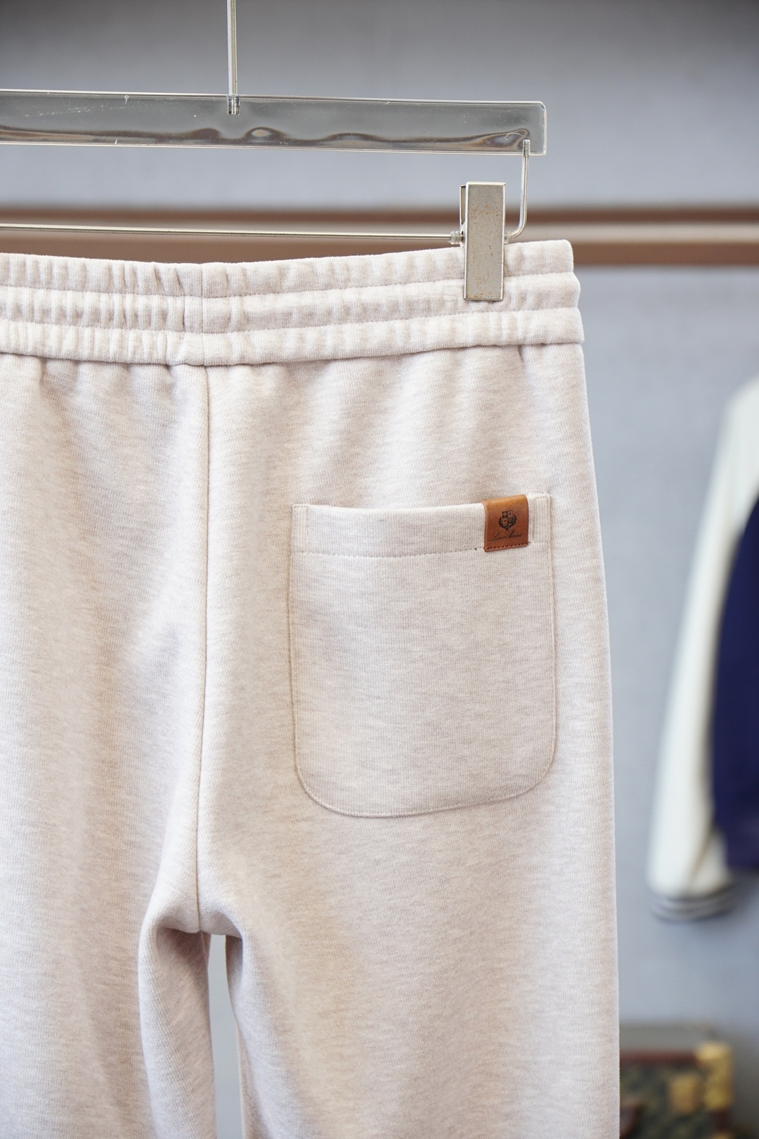 lP🆕-2025冬款加厚新款羊毛休闲裤!官网同步发售。品牌经典logo休闲裤，定制面料，舒适度极好，手触