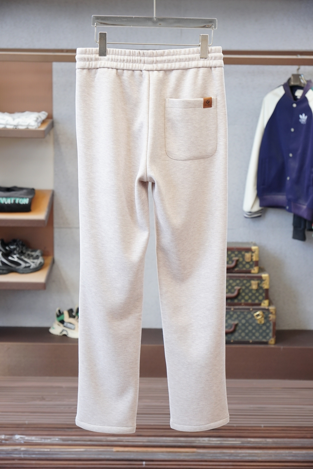 lP🆕-2025冬款加厚新款羊毛休闲裤!官网同步发售。品牌经典logo休闲裤，定制面料，舒适度极好，手触