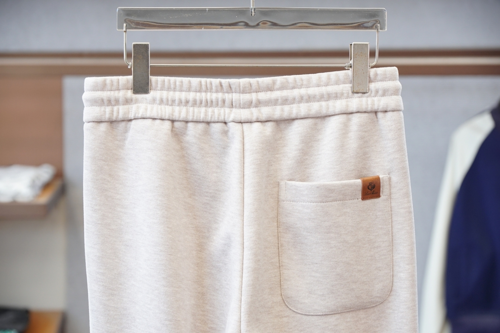 lP🆕-2025冬款加厚新款羊毛休闲裤!官网同步发售。品牌经典logo休闲裤，定制面料，舒适度极好，手触