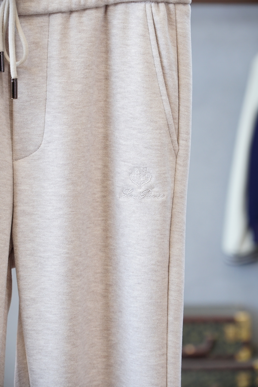 lP🆕-2025冬款加厚新款羊毛休闲裤!官网同步发售。品牌经典logo休闲裤，定制面料，舒适度极好，手触