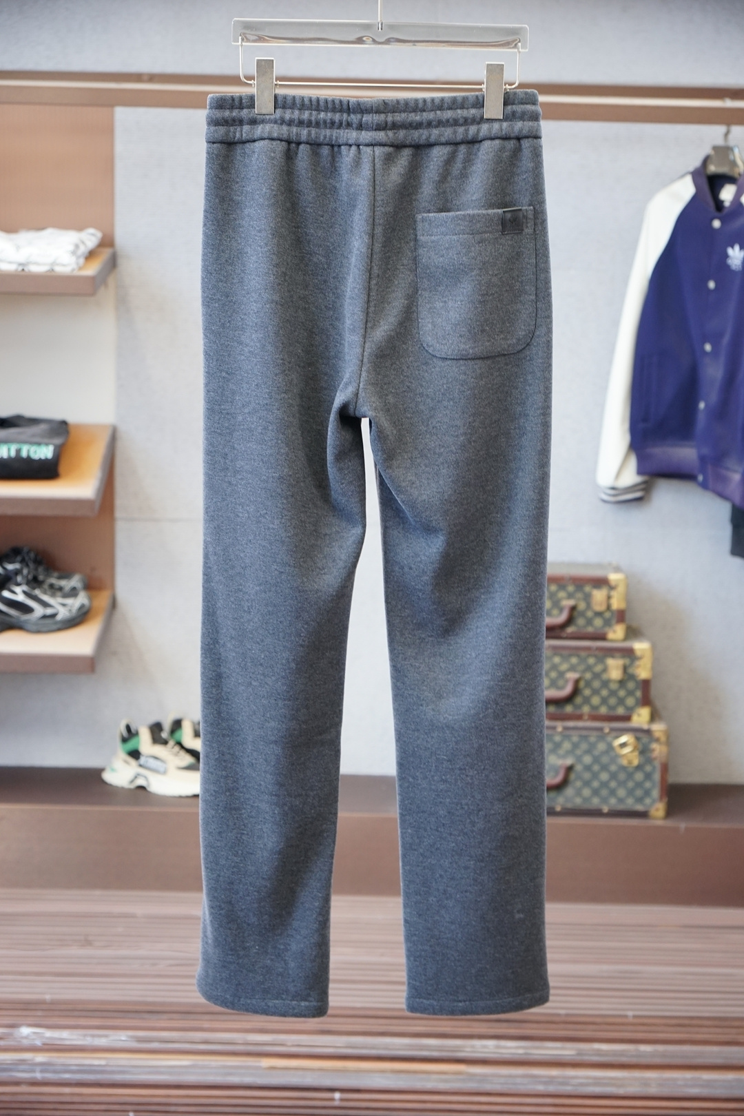 lP🆕-2025冬款加厚新款羊毛休闲裤!官网同步发售。品牌经典logo休闲裤，定制面料，舒适度极好，手触