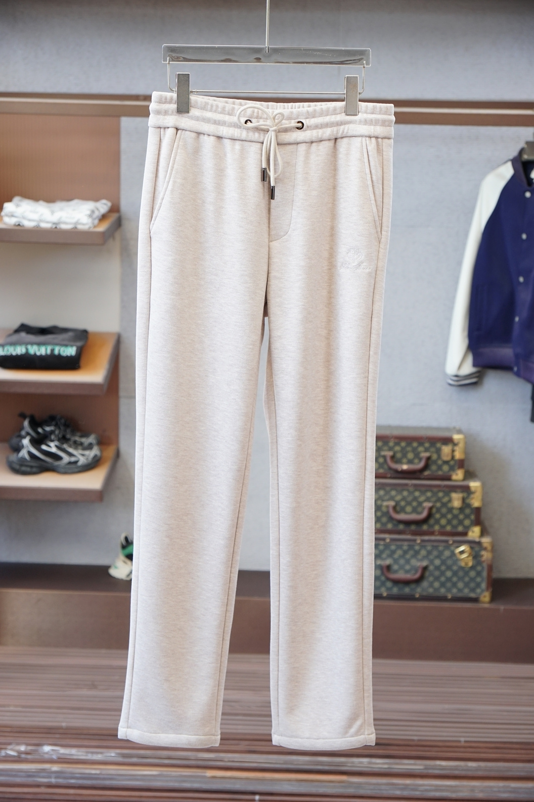 lP🆕-2025冬款加厚新款羊毛休闲裤!官网同步发售。品牌经典logo休闲裤，定制面料，舒适度极好，手触