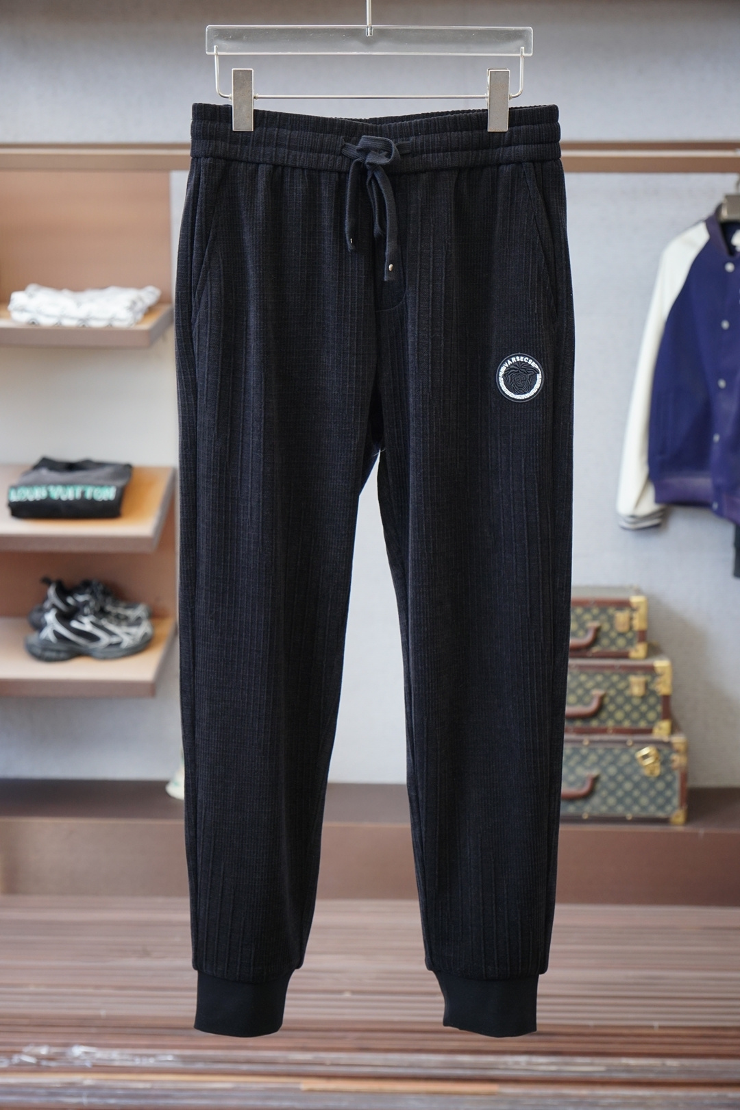 NO:614333,Versace - 2025 winter new thickened casual pants! Official website for sale simultaneously. Brand classic logo casual pants, customized thickened corduroy fabric, excellent comfort, strong hand touch. Highly recognizable, perfect appearance and craftsmanship. Size: m-3xl,,versace,versace,alexander wang19860909范思哲 Versace-2025冬款加厚新款休闲裤!官网同步发售.品牌经典logo休闲裤,定制加厚灯芯绒面料,舒适度极好,手触感强烈.辨识度极高,完美品相工艺. 尺码: m-3xl,,versace,versace,alexander wang,Men's clothing