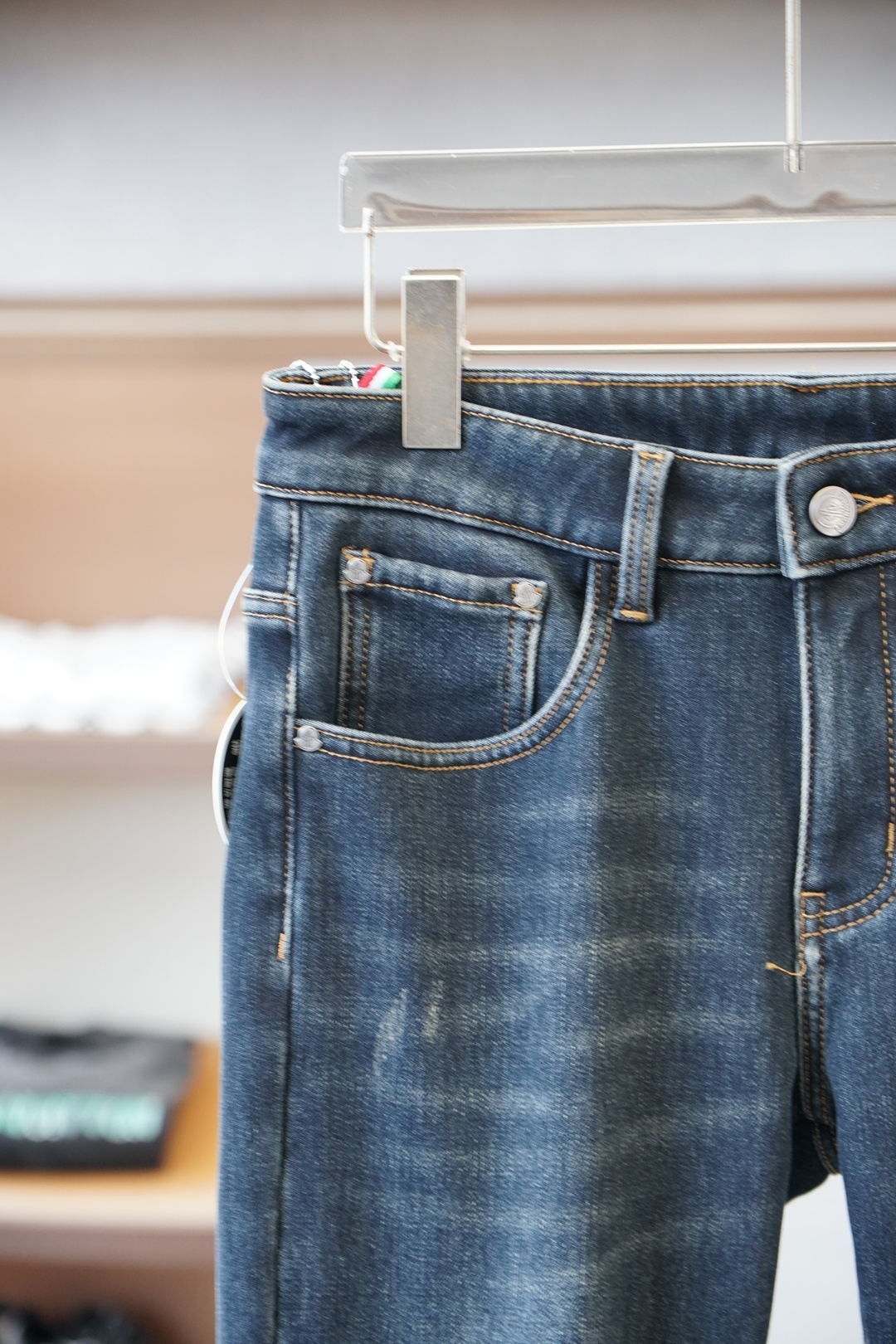 蒙口-新款来，2025冬款加厚加绒休闲裤牛仔裤，高端定制系列。进口高密度纯棉加沙洗工艺舒适柔软亲肤，保暖