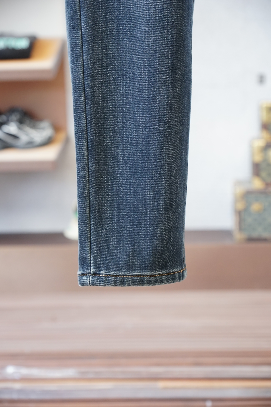 蒙口-新款来，2025冬款加厚加绒休闲裤牛仔裤，高端定制系列。进口高密度纯棉加沙洗工艺舒适柔软亲肤，保暖