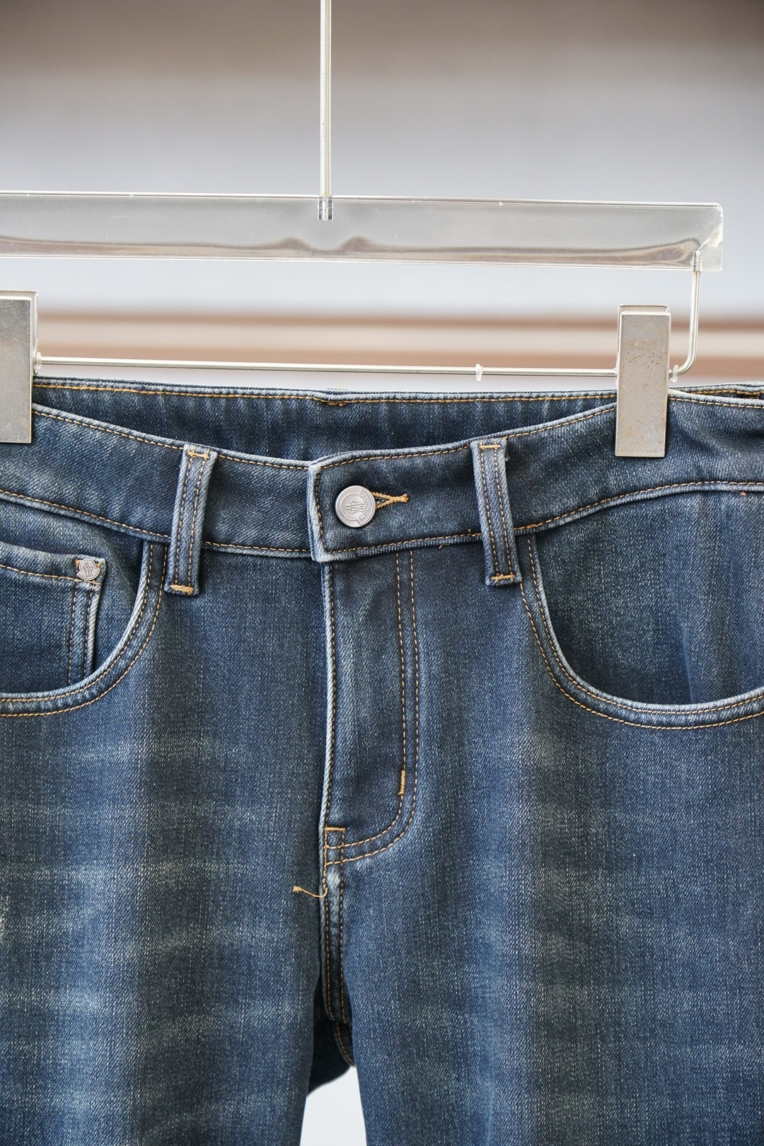 蒙口-新款来，2025冬款加厚加绒休闲裤牛仔裤，高端定制系列。进口高密度纯棉加沙洗工艺舒适柔软亲肤，保暖