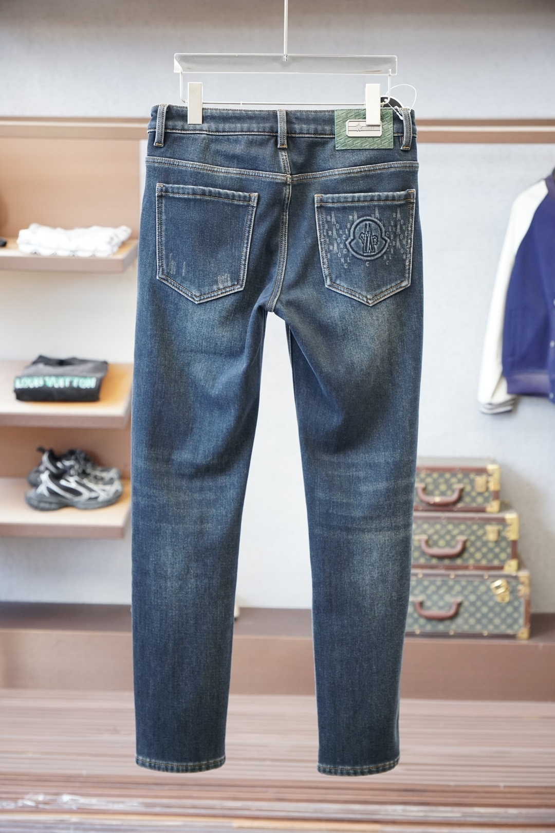 蒙口-新款来，2025冬款加厚加绒休闲裤牛仔裤，高端定制系列。进口高密度纯棉加沙洗工艺舒适柔软亲肤，保暖