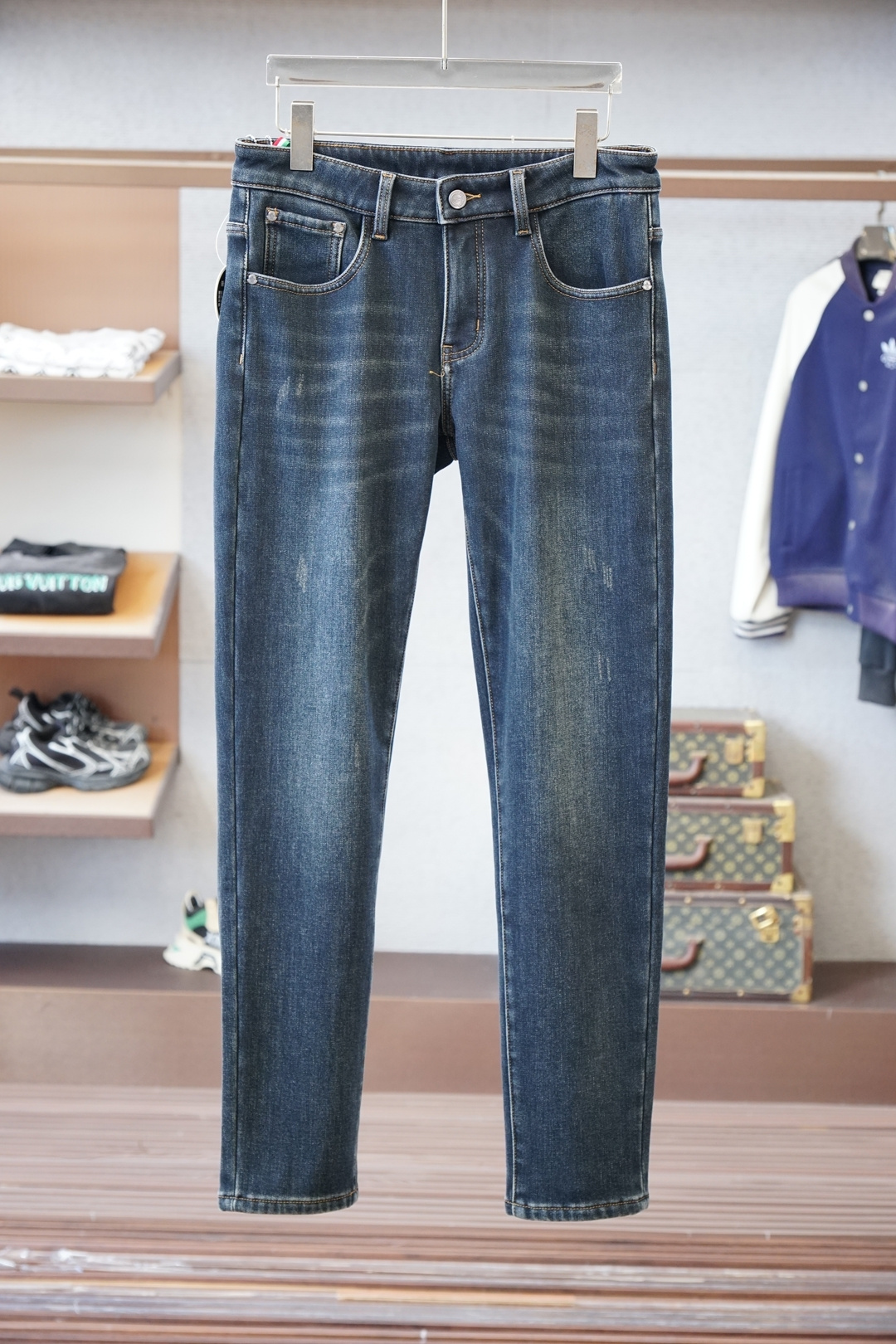 NO:614328,Meng Mouth - New model coming, 2025 winter thickened and velvet casual pants and jeans, high-end customized series. Imported high-density pure cotton with sand washing process is comfortable, soft and skin-friendly, with stronger warmth retention. It is straight and not easy to wrinkle, simple and clear, super versatile upper body effect, super fashionable and versatile, straight and stylish, a wardrobe must-have!  Suitable for any occasion, 30-38, next day pickup, Moncler, jeans, alexander wang19860909蒙口-新款来,2025冬款加厚加绒休闲裤牛仔裤,高端定制系列.进口高密度纯棉加沙洗工艺舒适柔软亲肤,保暖性更强.笔挺不易起皱,简单明了,超级百搭上身效果超级棒时尚百搭,笔挺有型,衣橱必备！适合任何场合穿着 30-38隔天取货无,,Moncler,jeans,alexander wang,Men's clothing