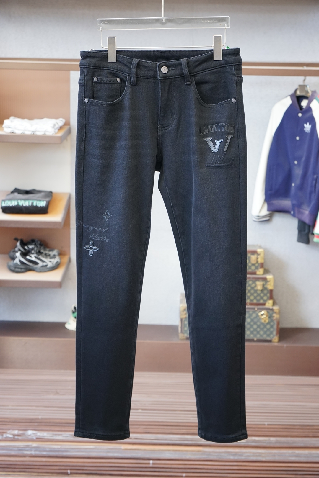 NO:614331,LV Louis Vuitton - New model coming, 2025 winter thickened and velvet casual pants and jeans, high-end customized series imported high-density pure cotton with sand washing process, comfortable, soft and skin-friendly, with stronger warmth retention. It is straight and not easy to wrinkle, simple and clear, super versatile upper body effect, super fashionable and versatile, straight and stylish, a wardrobe must-have!  Suitable for any occasion 30-38 next day pickup no,,louis vuitton,louis vuitton,jeans,alexander wang19860909LV路易威登-新款来,2025冬款加厚加绒休闲裤牛仔裤,高端定制系列进口高密度纯棉加沙洗工艺舒适柔软亲肤,保暖性更强.笔挺不易起皱,简单明了,超级百搭上身效果超级棒时尚百搭,笔挺有型,衣橱必备！适合任何场合穿着 30-38隔天取货无,,louis vuitton,louis vuitton,jeans,alexander wang,Men's clothing