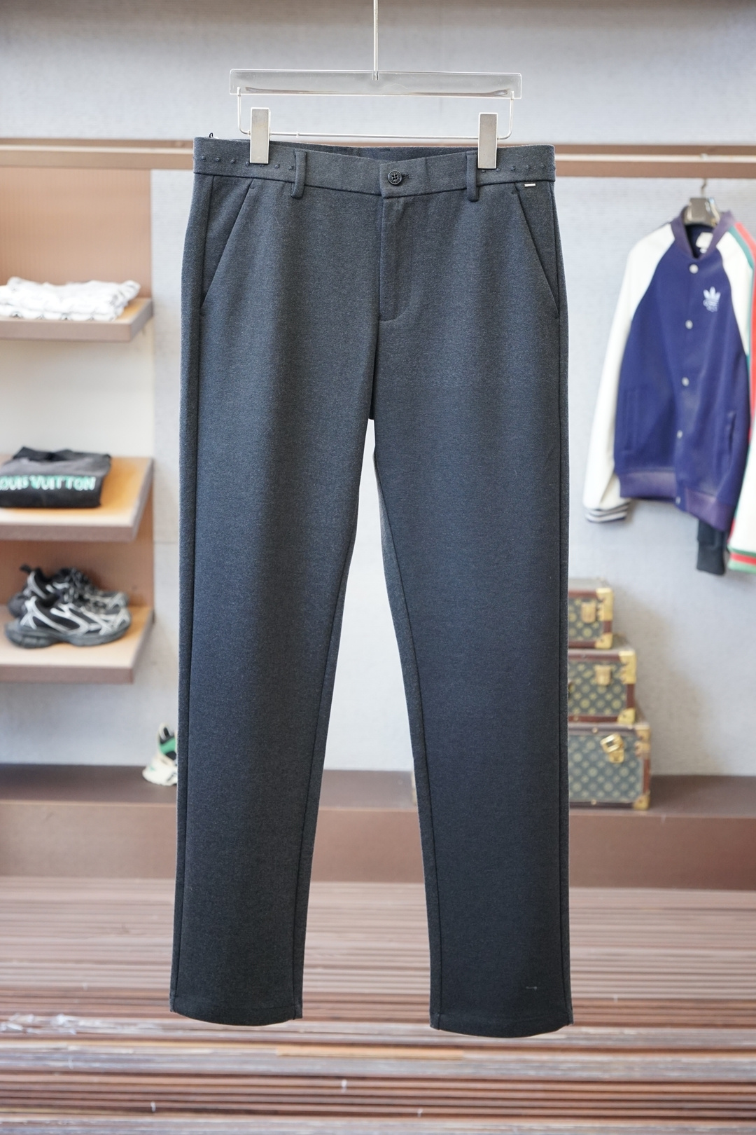 NO:614326,Prada - Prada - 2025 autumn and winter new styles are coming, new casual trousers, high-end customized series. Imported high-density thickened wool has stronger warmth retention, the craftsmanship is comfortable, soft and skin-friendly, straight and not easy to wrinkle, simple and clear, super versatile upper body effect, super fashionable and versatile, straight and stylish, a wardrobe must-have!  Suitable for any occasion, 30-38, next day pickup, no 35, 37,, prada, prada, alexander wang19860909普拉达- Prada-2025秋冬新款来袭,新款休闲西裤,高端定制系列.进口高密度加厚羊毛保暖性更强工艺舒适柔软亲肤,笔挺不易起皱,简单明了,超级百搭上身效果超级棒时尚百搭,笔挺有型,衣橱必备！适合任何场合穿着 30-38隔天取货无35,37,,prada,prada,alexander wang,Men's clothing