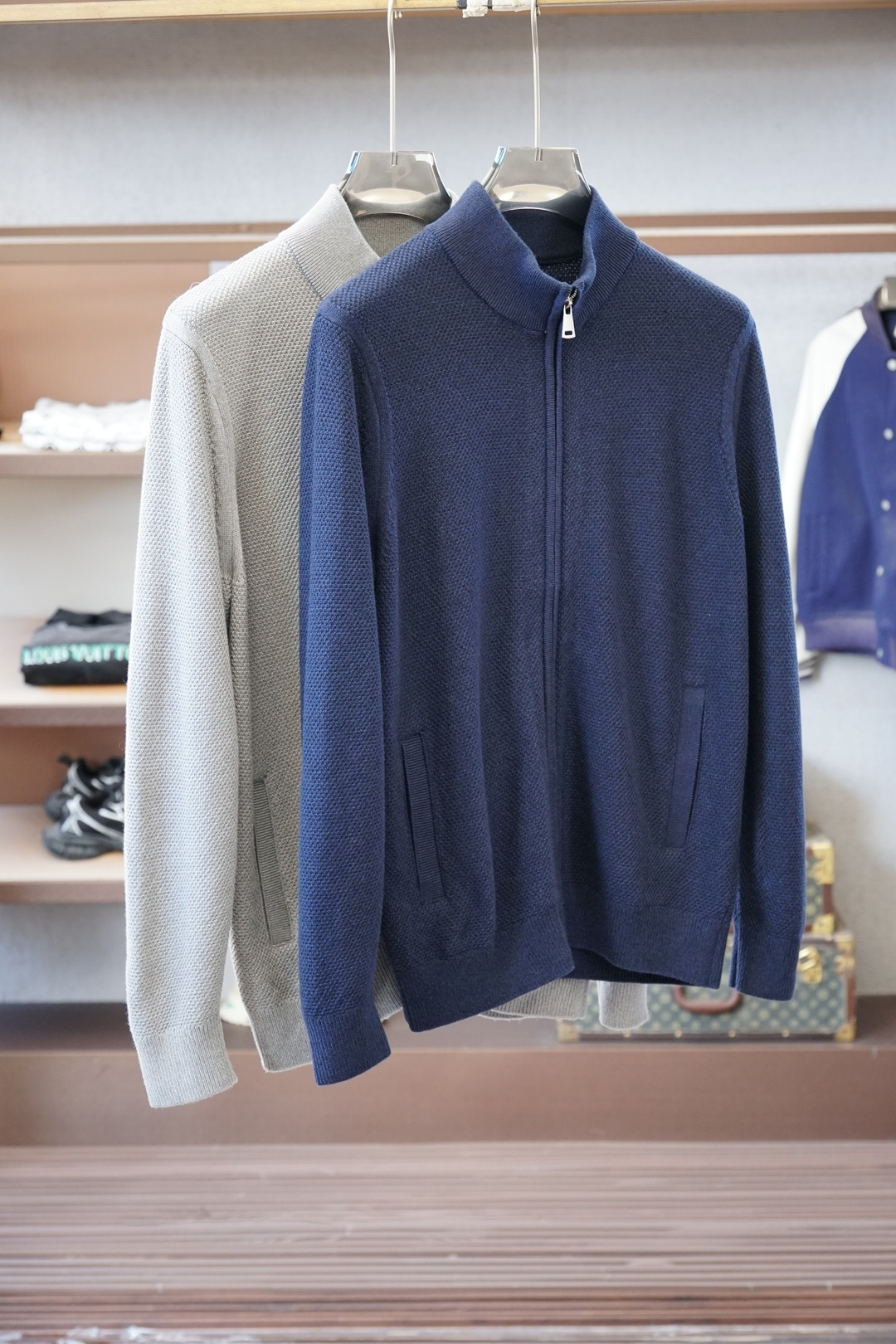 NO:614395,LP/zippered turtleneck knitted sweater jacket/selected high-quality merino wool, light and fluffy but warmer than ordinary wool, can be freely switched indoors and outdoors, say goodbye to bloat!  The fine cashmere fiber has natural elasticity and fits the skin without pricking. It feels like being gently wrapped in clouds. Sensitive skin can also be worn with confidence. 'Classic and timeless' minimalist design, high-end neutral colors, showing temperament when worn alone, layered for layering, sizes M-3XL, loro piana, jackets & coats, sweaters, alexander wang19860909LP/拉链小高领针织毛衣外套/精选优质美利奴羊毛,轻盈蓬松却比普通羊毛更保暖,室内外自由切换,告别臃肿！细腻羊绒纤维自带天然弹性,贴身不扎肤,像被云朵轻轻包裹,敏感肌也能放心贴身穿.「经典不过时」极简设计,高级中性色,单穿显气质,叠穿有层次,尺码M-3XL,,loro piana,jackets & coats,sweaters,alexander wang,Men's clothing