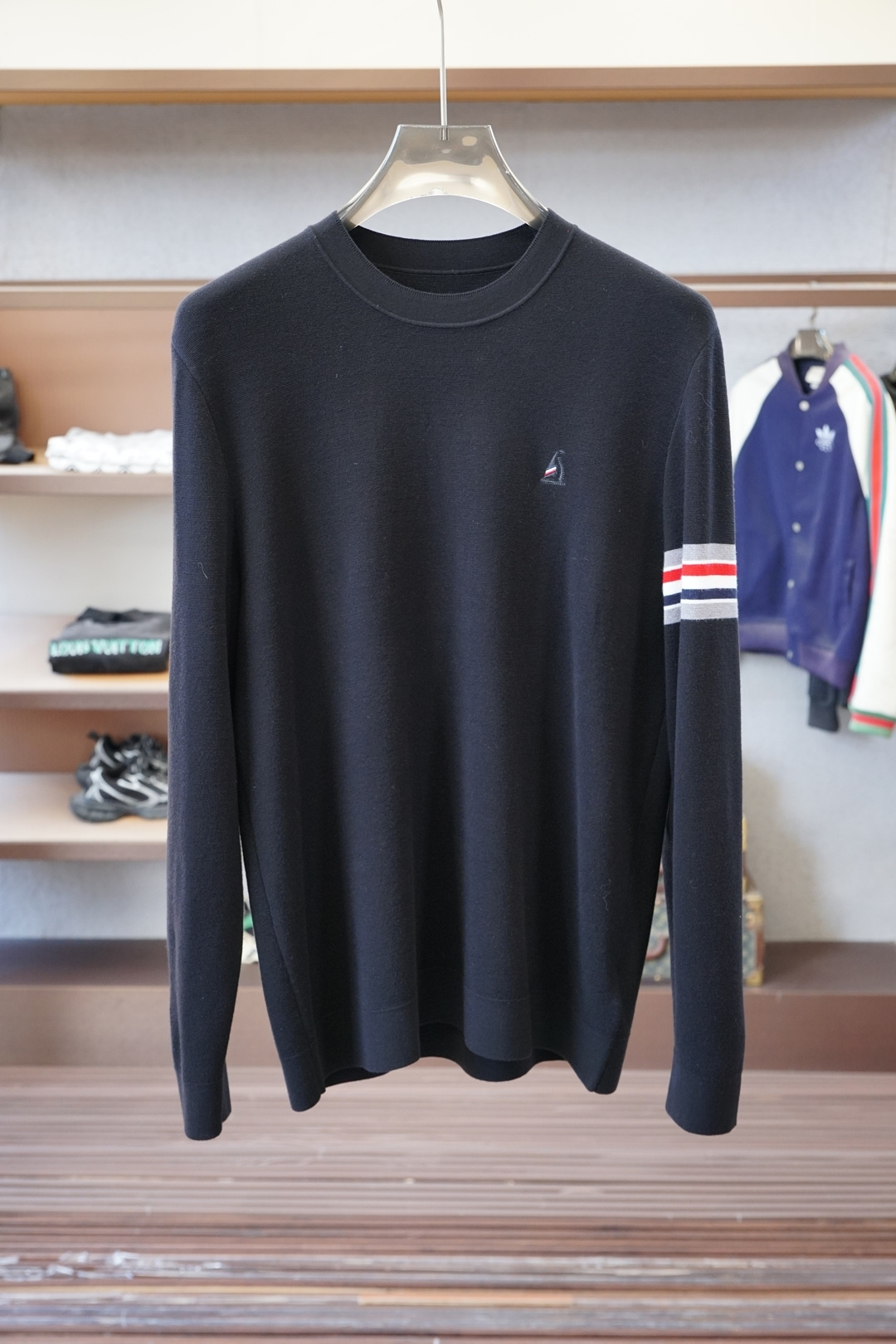 NO:614346,TB Tom Brown/2025 autumn and winter new round neck sweater!  High-quality wool, simple but not simple. Casual round-neck style, easy to match on the street for daily use. Fine workmanship, fine and even stitching, not easy to fall off. Color black blue maroon Size M-3XL,,thom browne,sweaters,alexander wang19860909TB汤姆布朗/2025秋冬新款圆领毛衣！优质羊毛,简约而不简单.休闲圆领款式,日常搭配出街轻松搭配.做工精细 针脚细密均匀,不易脱线. 颜色黑色 蓝色枣红 码数M-3XL,,thom browne,sweaters,alexander wang,Men's clothing