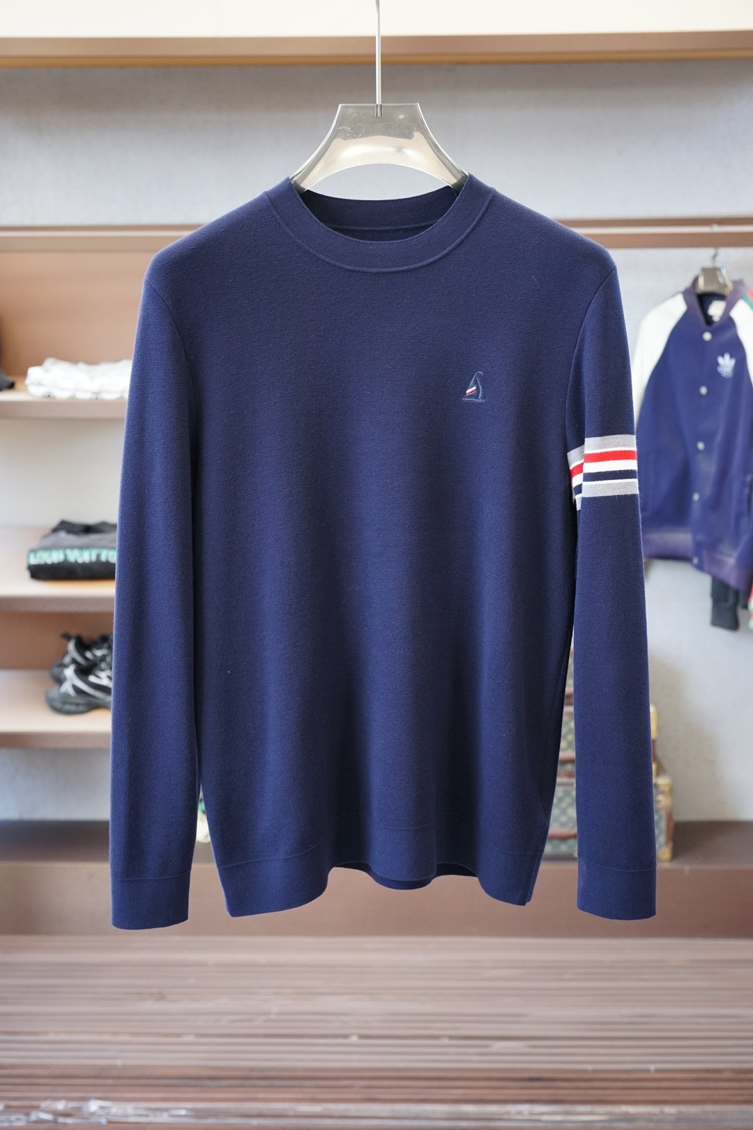 NO:614352,TB Tom Brown/2025 autumn and winter new round neck sweater!  High-quality wool, simple but not simple. Casual round-neck style, easy to match on the street for daily use. Fine workmanship, fine and even stitching, not easy to fall off. Color black blue maroon gray code size M-3XL,,thom browne,sweaters,alexander wang19860909TB汤姆布朗/2025秋冬新款圆领毛衣！优质羊毛,简约而不简单.休闲圆领款式,日常搭配出街轻松搭配.做工精细 针脚细密均匀,不易脱线. 颜色黑色 蓝色枣红灰色 码数M-3XL,,thom browne,sweaters,alexander wang,Men's clothing