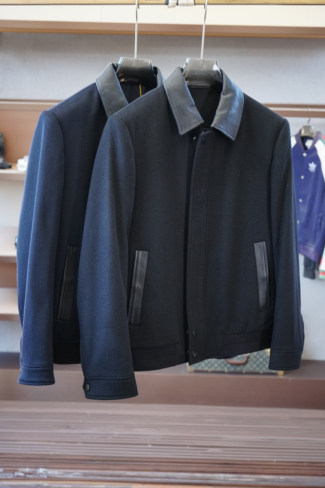 NO:614381,LP-25 autumn and winter jacket, men's business stand collar genuine leather wool jacket. Available simultaneously on the official website. Thickened wool material, stronger warmth, stronger texture, strong wearability and unique style. Material, light, tough and smooth texture!  Fashionable retro style!  The dazzling performance is mainly due to the perfect integration between the design and modern people's lifestyle. Not only the fabrics, colors and styles, but also the life philosophy behind the design coincides with the dual mentality of modern people pursuing practicality and fashionable beauty, achieving a perfect balance between functionality and aesthetics!  It is not only a display of fashion trends, but also a representative of modern aesthetics to satisfy your infinite wear challenges!  Size M-3XL Color gray brown,,loro piana,jackets & coats,alexander wang19860909LP-25秋冬外套,男士商务立领真皮羊毛外套.官网同步发售.加厚羊毛材质,保暖性更强,质感更强,实穿性强 风格独特.材质,质感轻薄硬朗光滑！时尚复古风格浓郁！ 亮眼的表现主要归功于设计与现代人生活形态水乳相融,不仅在布料,颜色与款式功夫,其设计背后的生活哲学正巧契合现代人追求切身实用与流行美观的双重心态,在机能与美学之前取得完美平衡！不单单是时尚潮流的展现,更是现代美学的代表满足你的无限穿搭考验！尺码M-3XL 颜色灰色棕色,,loro piana,jackets & coats,alexander wang,Men's clothing