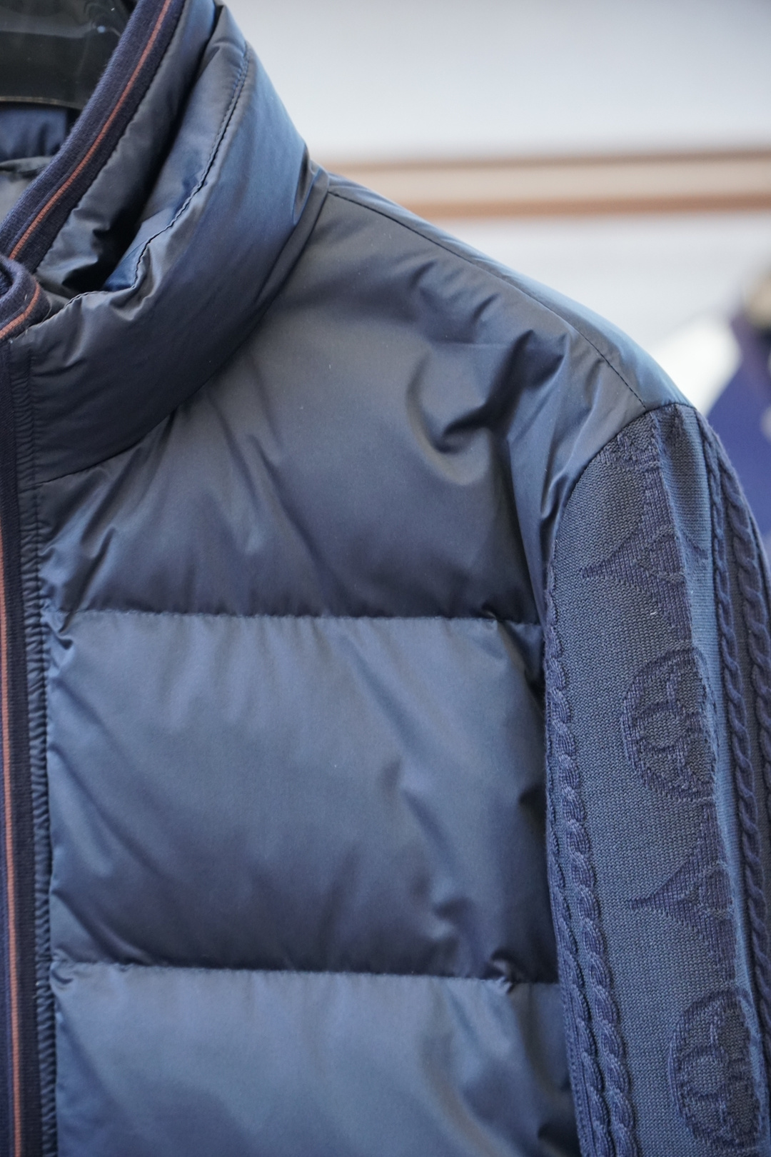 蒙口-2025秋冬款针织拼接羽绒混纺外套 | 品质之选，写意潇洒🍕🍕👕 高品质面料：精选加厚绵羊毛，柔软