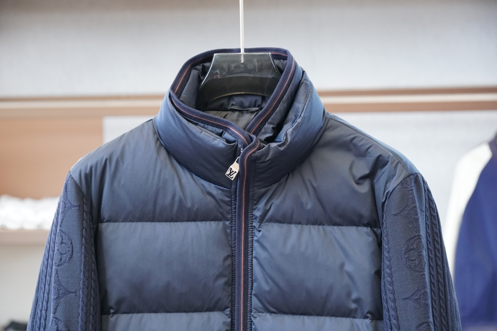 蒙口-2025秋冬款针织拼接羽绒混纺外套 | 品质之选，写意潇洒🍕🍕👕 高品质面料：精选加厚绵羊毛，柔软