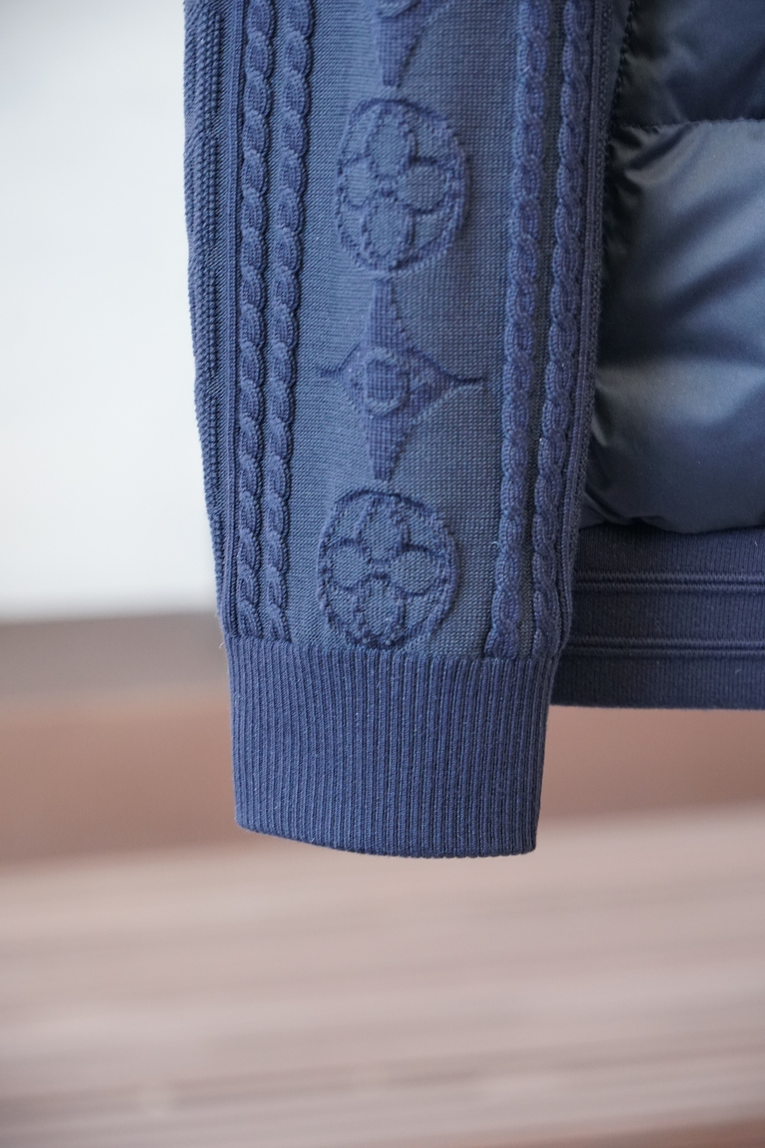 蒙口-2025秋冬款针织拼接羽绒混纺外套 | 品质之选，写意潇洒🍕🍕👕 高品质面料：精选加厚绵羊毛，柔软