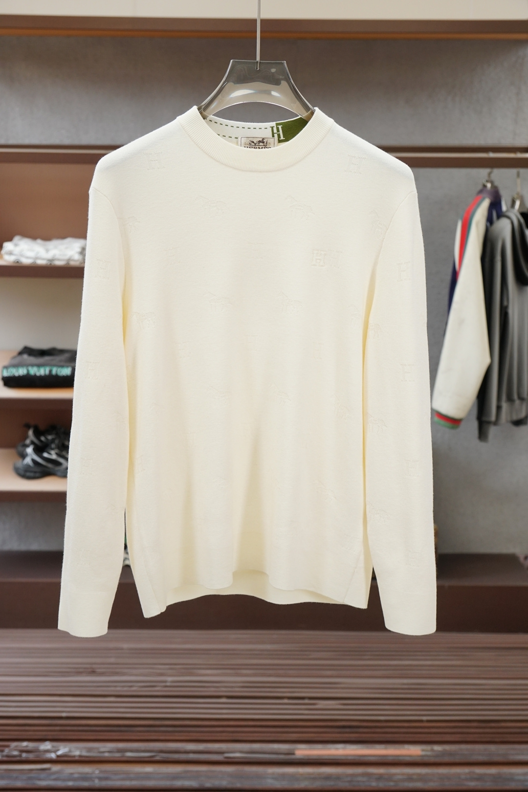 NO:681164,Hermes - new round neck sweater for autumn and winter!  High-quality wool blended jacquard fabric, simple but not simple. Casual and fashionable style, easy to match for daily wear on the street. Fine workmanship, fine and even stitching, not easy to fall off. Color black, coffee, rice, size M-3XL,,hermes,hermes,sweaters,19860909Hermes爱马仕-秋冬新款圆领毛衣！优质羊毛混纺加提花面料,简约而不简单.休闲时尚款式,日常搭配出街轻松搭配.做工精细 针脚细密均匀,不易脱线. 颜色黑色 咖 米 码数M-3XL,,hermes,hermes,sweaters,,Men's clothing