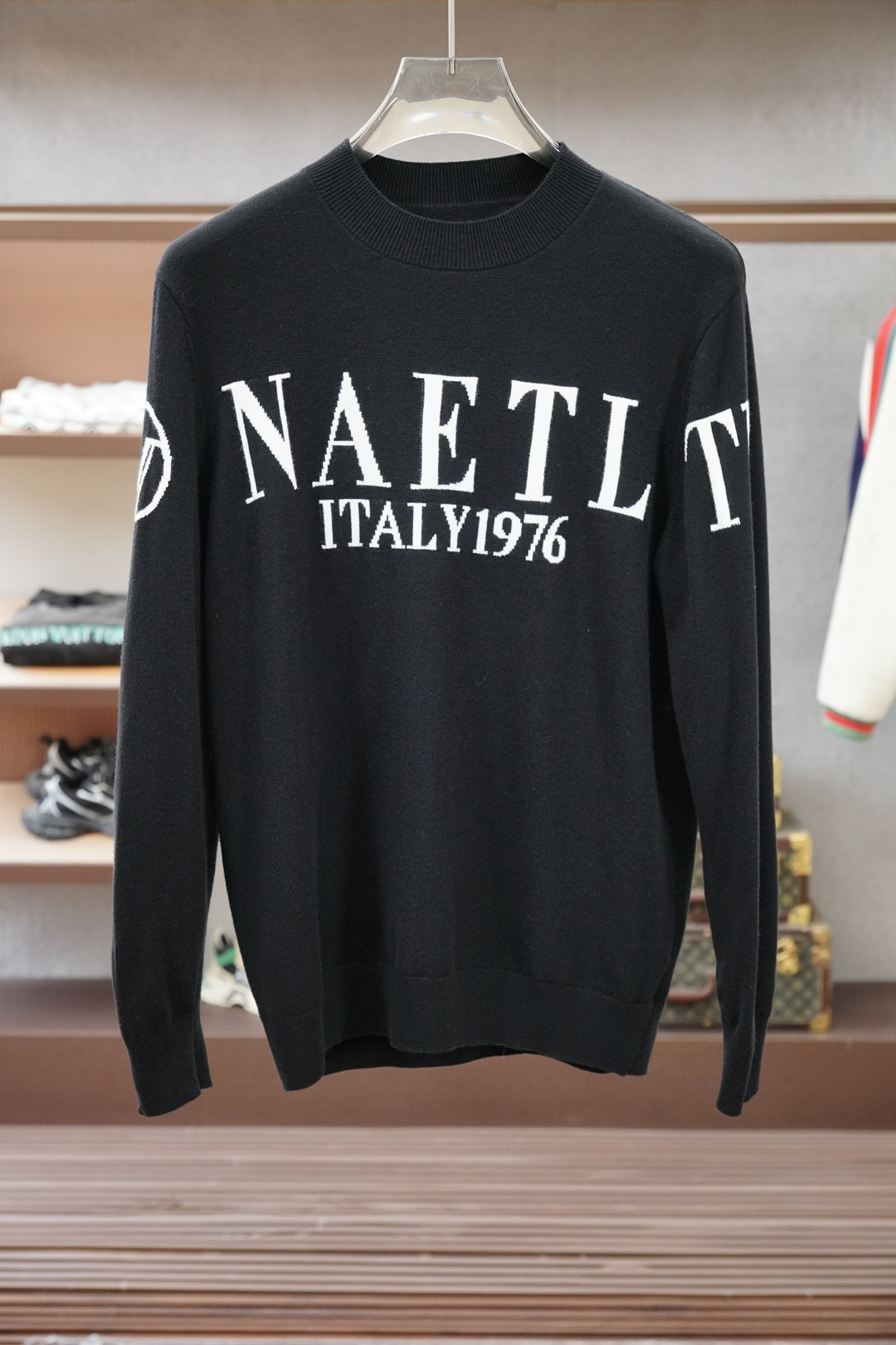 NO:681159,Valentino - New round neck sweater for autumn and winter!  High-quality wool blended jacquard fabric, simple but not simple. Casual and fashionable style, easy to match for daily wear on the street. Fine workmanship, fine and even stitching, not easy to fall off. Color black white code number M-3XL, valentino, sweaters,19860909华伦天奴-秋冬新款圆领毛衣！优质羊毛混纺加提花面料,简约而不简单.休闲时尚款式,日常搭配出街轻松搭配.做工精细 针脚细密均匀,不易脱线. 颜色黑色 白色 码数M-3XL,,valentino,sweaters,,Men's clothing