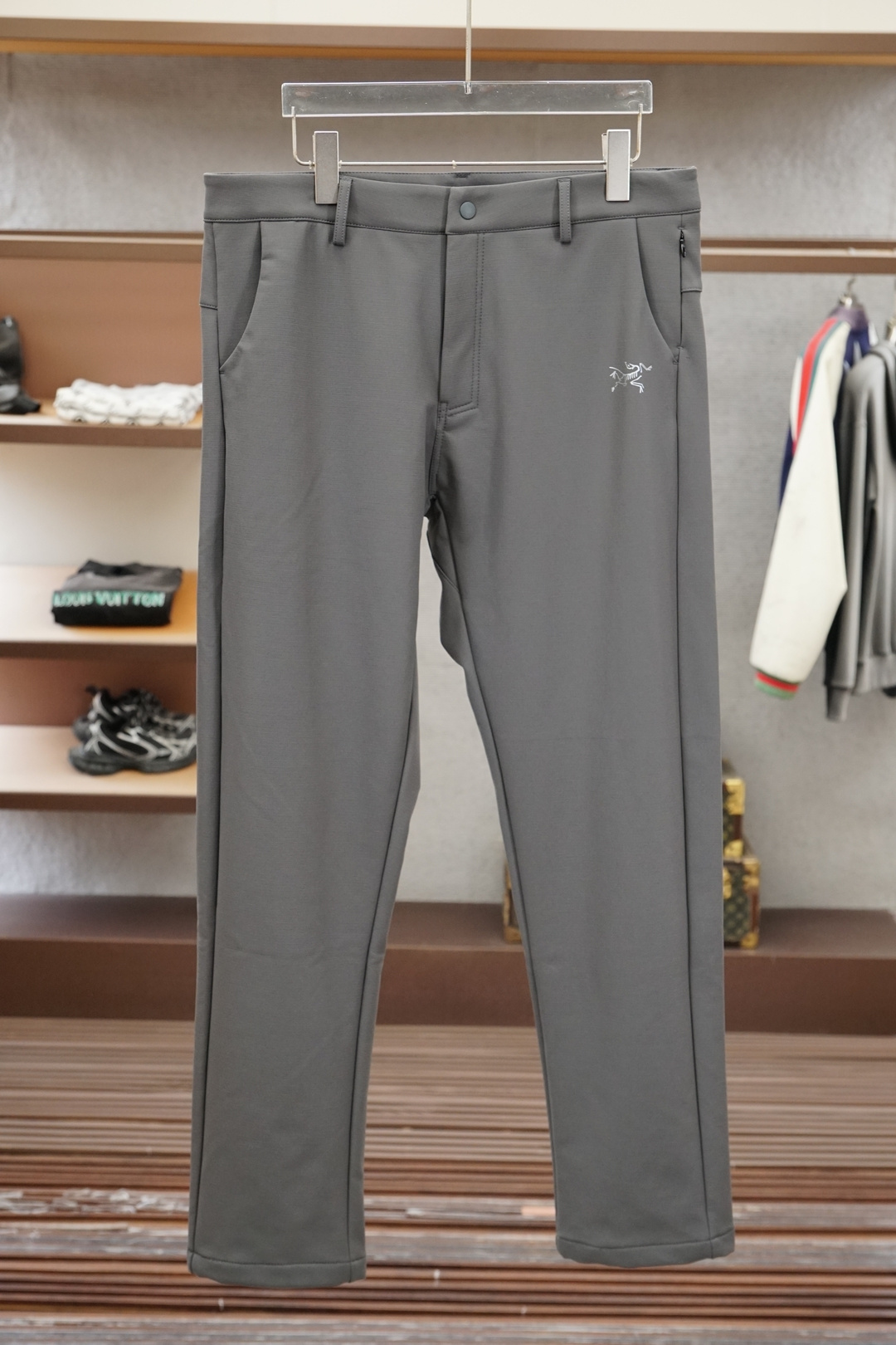 NO:661578,Arc'teryx - original 1.1 top-quality original order, no pressure to enter and leave the counter, thickened and velvet/1 new autumn and winter casual trousers!  Luxurious classic brand embroidery LOGO design!  Elastic waist casual pants, classic and versatile, luxury brand classic elements, classic casual straight design!  It greatly improves the matchability. It has a well-fitted version and pockets on both sides. It is made of ultra-fine thickened cotton material. It is skin-friendly, soft and breathable, and has a good wearing feel. It is worth buying!  M-3XL,arc'teryx, 19860909始祖鸟-原版1.1顶级原单,出入专柜毫无压力,加厚加绒/1秋冬新品休闲西裤！奢华经典品牌刺绣LOGO设计！松紧腰休闲裤 经典百搭 奢华品牌经典元素经典休闲直筒设计！大大提升了搭配性 合体的版型 两侧插袋 采用超细加厚棉材质 亲肤柔软透气,有着很好的穿着体感 ,值得入手！M-3XL,arc'teryx, ,Men's clothing