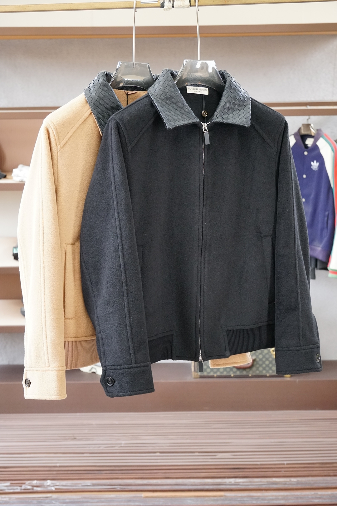 NO:703605,BV-25 autumn and winter jacket, men's business stand-up collar genuine leather wool jacket. Available simultaneously on the official website. Thickened wool material, stronger warmth, stronger texture, strong wearability and unique style. Material, light, tough and smooth texture!  Fashionable retro style!  The dazzling performance is mainly due to the perfect integration between the design and modern people's lifestyle. Not only the fabrics, colors and styles, but also the life philosophy behind the design coincides with the dual mentality of modern people pursuing practicality and fashionable beauty, achieving a perfect balance between functionality and aesthetics!  It is not only a display of fashion trends, but also a representative of modern aesthetics to satisfy your infinite wear challenges!  Size M-3XL Color black khaki,,bottega veneta,jackets & coats,19860909BV-25秋冬外套,男士商务立领真皮羊毛外套.官网同步发售.加厚羊毛材质,保暖性更强,质感更强,实穿性强 风格独特.材质,质感轻薄硬朗光滑！时尚复古风格浓郁！ 亮眼的表现主要归功于设计与现代人生活形态水乳相融,不仅在布料,颜色与款式功夫,其设计背后的生活哲学正巧契合现代人追求切身实用与流行美观的双重心态,在机能与美学之前取得完美平衡！不单单是时尚潮流的展现,更是现代美学的代表满足你的无限穿搭考验！尺码M-3XL 颜色黑色卡其色,,bottega veneta,jackets & coats,,Men's clothing