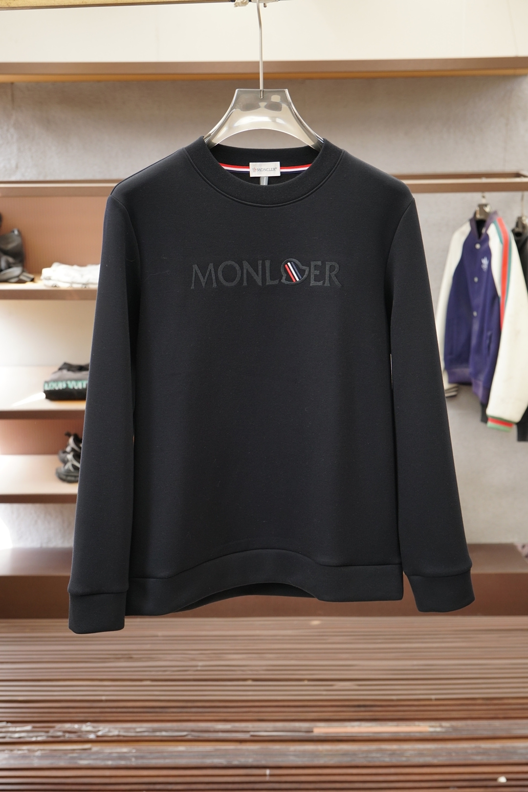 NO:681134,Meng Mouth/25 new autumn and winter sweatshirt, with letter print on the front, made of 400g heavy lyocell air layer fabric, which has the characteristics of soft, warm, comfortable, good breathability, light and drapey, and the quad fiber structure makes the fabric less prone to wrinkles. It comes with ribs on the collar, cuffs and hems; color blue, white and black M-3XL,,,Moncler,hoodie,sweatshirts,19860909蒙口/25秋冬新品秋冬卫衣,正面饰字母印花,采用400克重莱赛尔空气层面料,其特性柔透保暖舒适透气性佳、轻盈有垂感、四重纤维构造使得面料不容易产生皱褶,配套衣领、袖口及下脚边罗纹； 颜色蓝白黑 M-3XL,,,Moncler,hoodie,sweatshirts,,Men's clothing