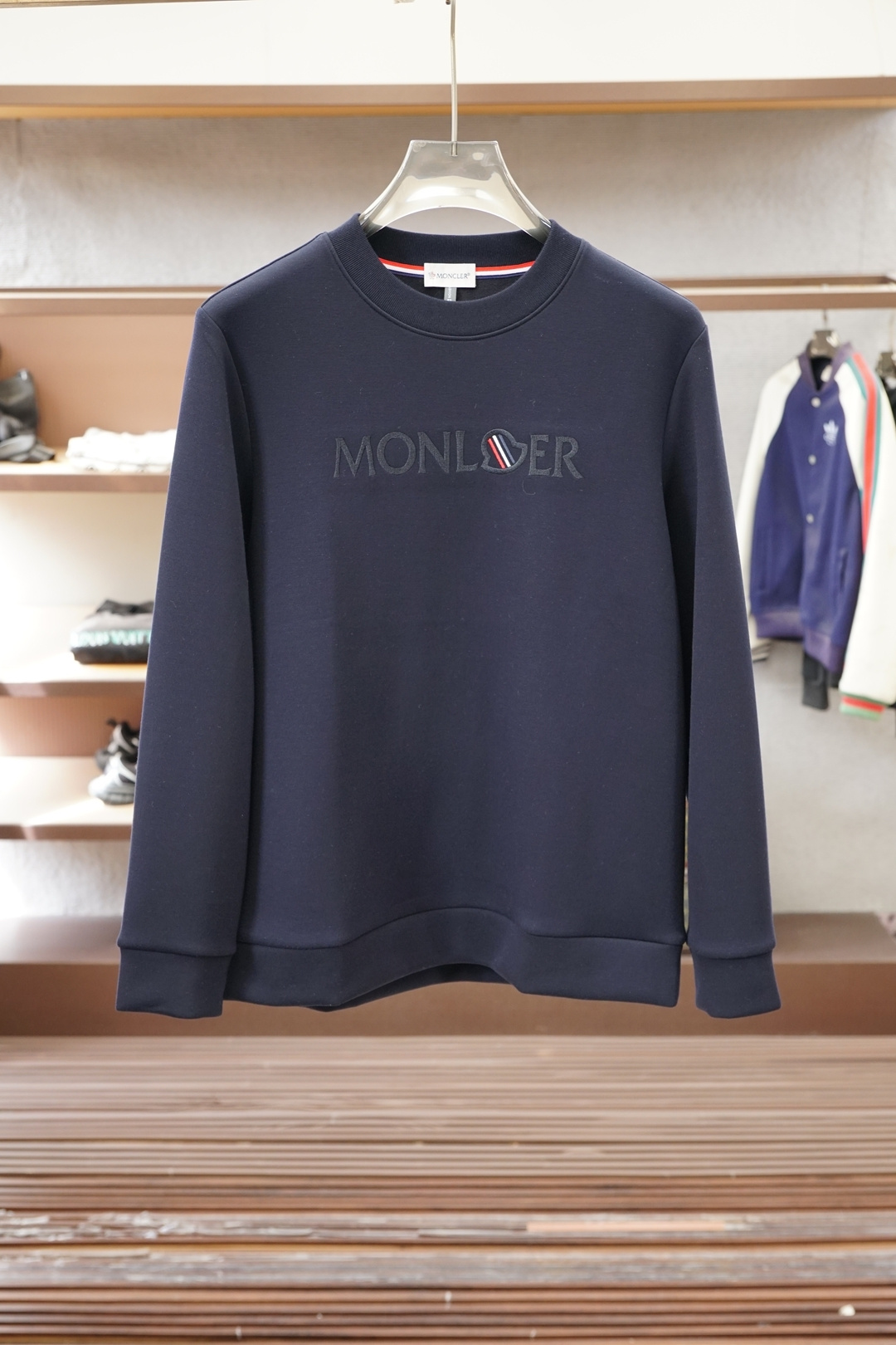 NO:681139,Meng Mouth/25 New Autumn and Winter Sweatshirt, with letter print on the front, made of 400g heavy Lyocell air-layer fabric, which is soft, warm, comfortable, breathable, light and drapey, and has a quadruple fiber structure that makes the fabric less prone to wrinkles. It comes with ribs on the collar, cuffs and hems; color blue and white M-3XL,,,Moncler,hoodie,sweatshirts,19860909蒙口/25秋冬新品秋冬卫衣,正面饰字母印花,采用400克重莱赛尔空气层面料,其特性柔透保暖舒适透气性佳、轻盈有垂感、四重纤维构造使得面料不容易产生皱褶,配套衣领、袖口及下脚边罗纹； 颜色蓝白 M-3XL,,,Moncler,hoodie,sweatshirts,,Men's clothing
