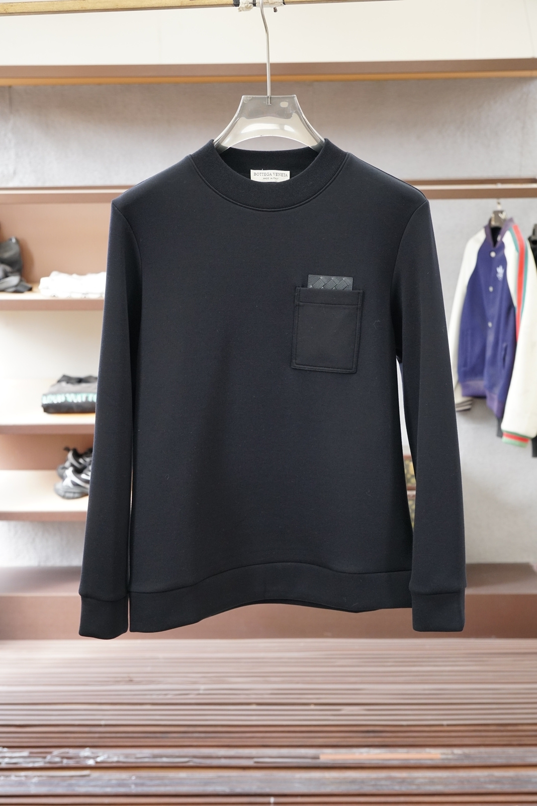 NO:681154,BV/25 new autumn and winter sweatshirt, with letter print on the front, made of 400g heavy lyocell air layer fabric, which is soft, warm, comfortable, breathable, light and drapey, with a quadruple fiber structure that makes the fabric less prone to wrinkles, matching collar, cuffs and hem ribs; color blue and white M-3XL,,,bottega veneta,hoodie,sweatshirts,19860909BV/25秋冬新品秋冬卫衣,正面饰字母印花,采用400克重莱赛尔空气层面料,其特性柔透保暖舒适透气性佳、轻盈有垂感、四重纤维构造使得面料不容易产生皱褶,配套衣领、袖口及下脚边罗纹； 颜色蓝白 M-3XL,,,bottega veneta,hoodie,sweatshirts,,Men's clothing