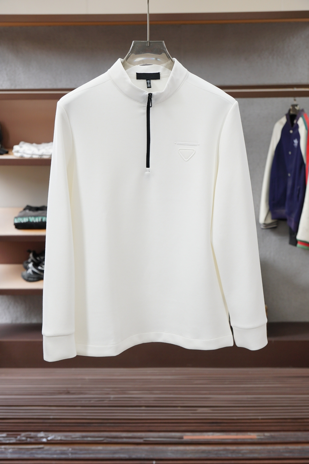 NO:681145,Prada Prada/25 new autumn and winter sweatshirt, with letter print on the front, made of 400g heavy lyocell air layer fabric, which has the characteristics of soft, warm, comfortable, breathable, light and drapey, and the quad fiber structure makes the fabric less prone to wrinkles. It comes with ribs on the collar, cuffs and hems; color blue and white M-3XL,,,prada,prada,hoodie,sweatshirts,19860909Prada普拉达/25秋冬新品秋冬卫衣,正面饰字母印花,采用400克重莱赛尔空气层面料,其特性柔透保暖舒适透气性佳、轻盈有垂感、四重纤维构造使得面料不容易产生皱褶,配套衣领、袖口及下脚边罗纹； 颜色蓝白 M-3XL,,,prada,prada,hoodie,sweatshirts,,Men's clothing