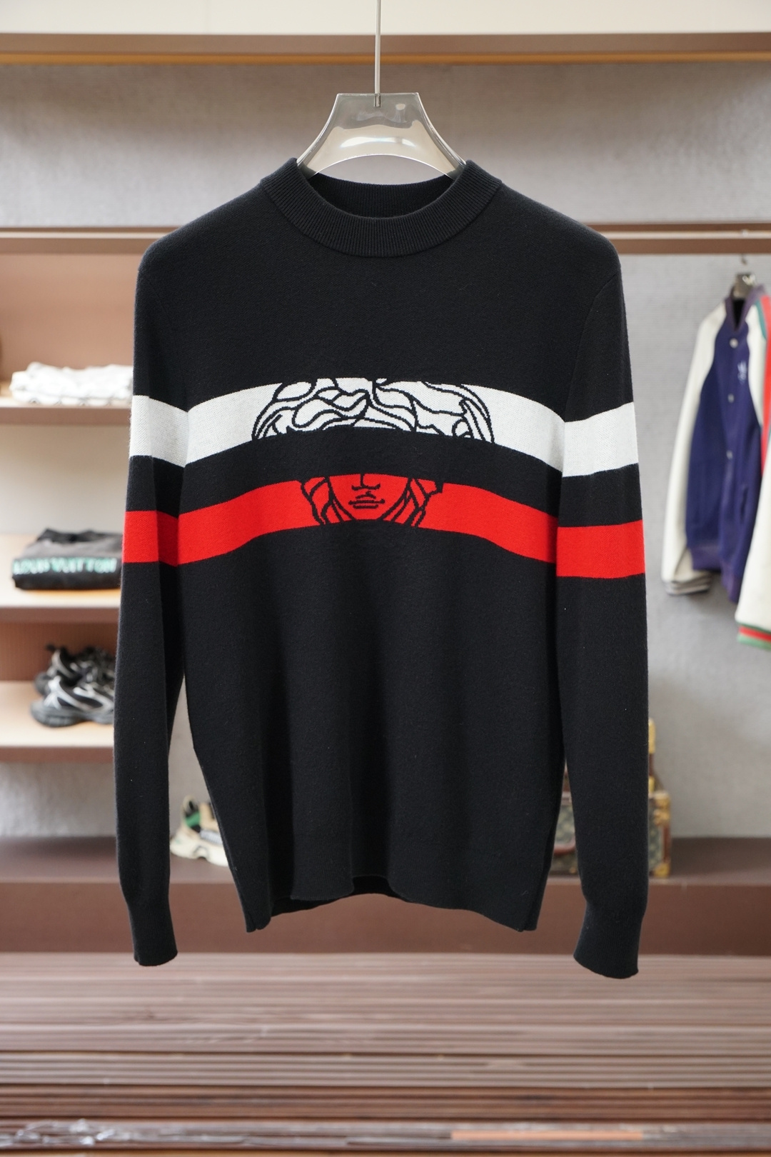 NO:681166,- Versace - New round neck sweater for autumn and winter!  High-quality wool blend and classic jacquard fabric, simple but not simple. Casual and fashionable style, easy to match for daily wear on the street. Fine workmanship, fine and even stitching, not easy to fall off. Color: black and white, code number: M-3XL,,versace,versace,sweaters,19860909- 范思哲Versace-秋冬新款圆领毛衣！优质羊毛混纺加经典提花面料,简约而不简单.休闲时尚款式,日常搭配出街轻松搭配.做工精细 针脚细密均匀,不易脱线. 颜色黑白 码数M-3XL,,versace,versace,sweaters,,Men's clothing