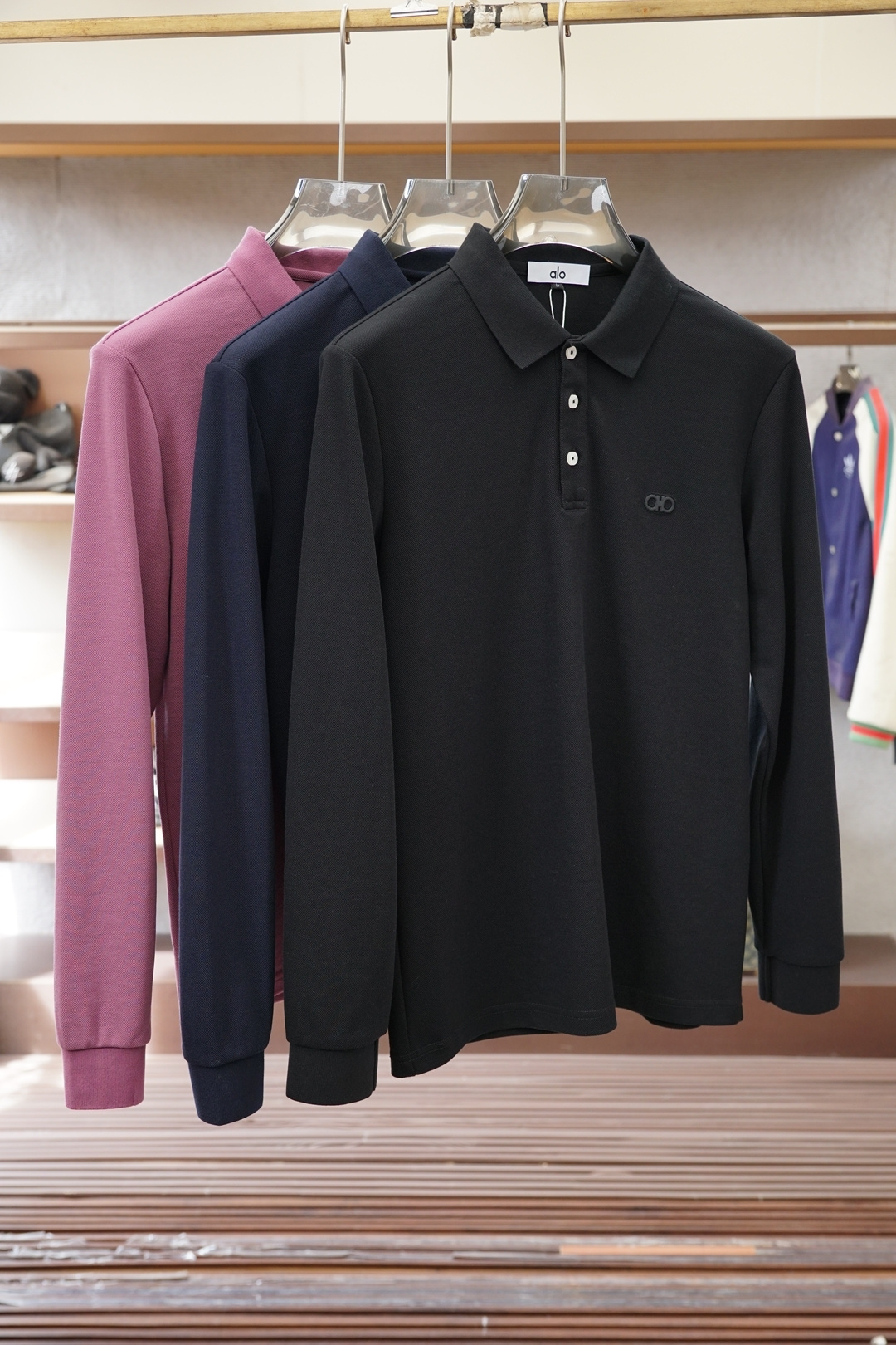 NO:726537,- Ferragamo’s 2025 autumn and winter series launches a new long-sleeved Polo shirt, designed with luxurious classic elements!  The use of comfortable and breathable knitted fabrics is at cabinet level, a predictable hit, advanced custom-made fabrics, master-level tailoring, invincible texture, excellent skin-friendliness, exquisite craftsmanship, smooth lines, perfect matching with the whole shirt. The design is unique, quite fashionable, and the overall light luxury and high-end  The details are so perfect, which proves the original craftsmanship, and the appearance is extremely high-quality. As a good-looking item, it can dominate the mix and match of the entire dressing season. It is quite eye-catching whether worn alone or as an inner layer. The upper body effect is superb, elegant and intellectual, and it is easy to highlight the temperament type!  Size M-3XL,,ferragamo,shirts,19860909-菲拉格慕 2025秋冬系列上新 长袖Polo 衬衫,奢华经典元素设计！采用舒适透气针织面料属于入柜级别,可预见性的爆款,高级定制面料,大师级剪裁,质感无敌,亲肤性极佳工艺精湛,线条流畅,完美搭配整款衬衫的设计别具一格,颇具时髦感,整体轻奢高级 细节完美如斯,印证了原厂的匠心工艺,品相极为优等,作为颜值系的一款单品,可以主导整个穿搭季的混搭,无论单穿或者内搭都颇为吸睛,上身效果超赞,优雅而知性,极易凸显出气质的类型！尺码M-3XL,,ferragamo,shirts,,Men's clothing