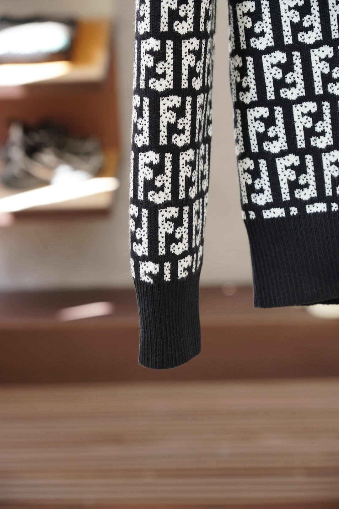 Fendi芬迪-2025新款羊毛混纺套头圆领毛衣🎺🎺精超细提取面料制成，✨不扎不起球，1.1高级定制，完